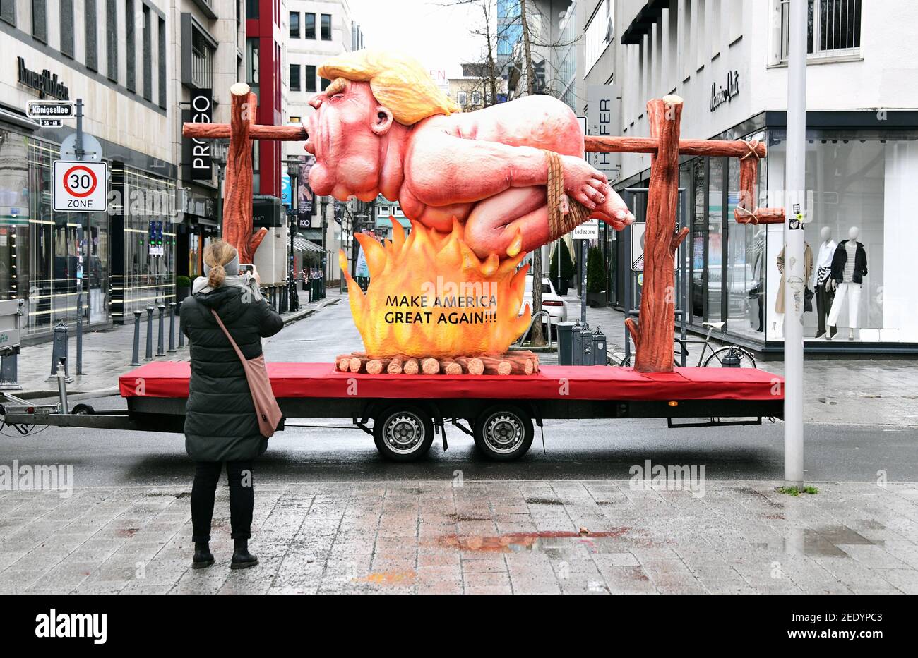 Obwohl der Karneval wegen Corona abgesagt wird, schickt der Floatbauer Jacques Tilly am Rosenmontag ein paar Themenwagen durch Düsseldorf. Stockfoto