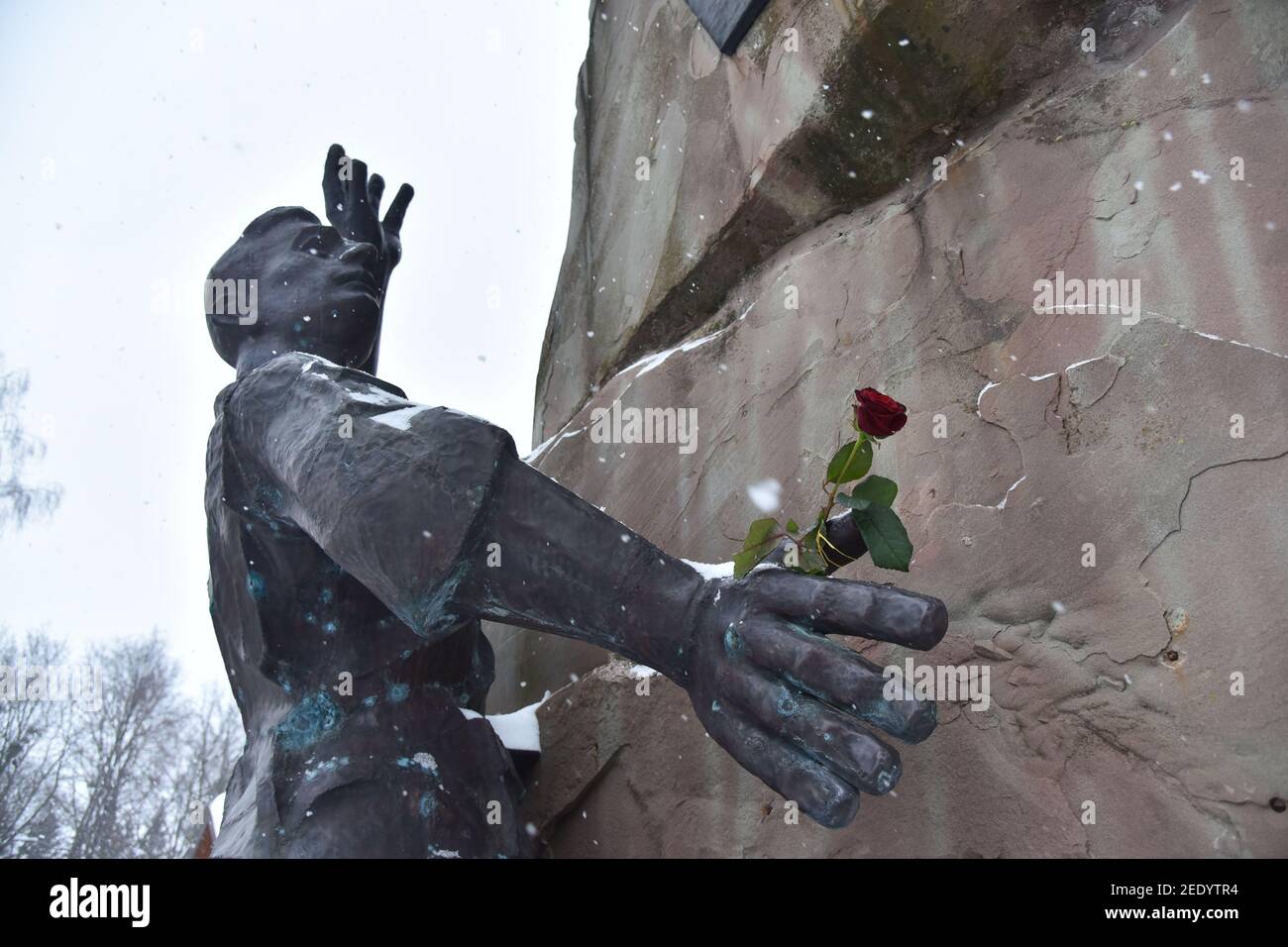 Eine Rose in den Händen eines bronzenen Soldaten am Denkmal für die Ukrainer, die während des sowjetisch-afghanischen Krieges starben.EINE Gedenkveranstaltung zum 32nd. Jahrestag des Endes des sowjetisch-afghanischen Krieges in der westukrainischen Stadt. Stockfoto