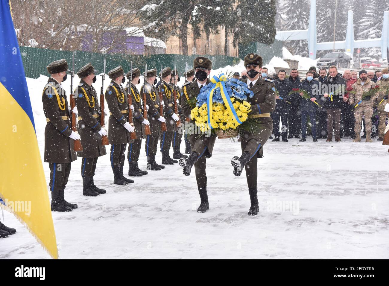 Ehrensoldaten marschieren mit einem Blumenkorb zum Denkmal für die Ukrainer, die während des sowjetisch-afghanischen Krieges im Jahr 1979-1989 ums Leben kamen, um den 32nd. Jahrestag des Endes des Krieges in Afghanistan zu begehen.EINE Gedenkveranstaltung zum 32nd. Jahrestag des Endes des sowjetisch-afghanischen Krieges fand statt In der westukrainischen Stadt. Stockfoto
