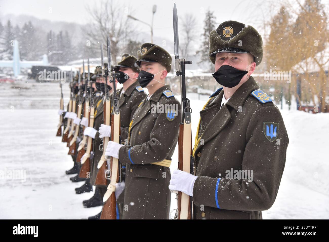 Ehrensoldaten wachen bei Veranstaltungen zum 32nd. Jahrestag des Endes des sowjetisch-afghanischen Krieges.EINE Gedenkveranstaltung zum 32nd. Jahrestag des Endes des sowjetisch-afghanischen Krieges in der westukrainischen Stadt. Stockfoto