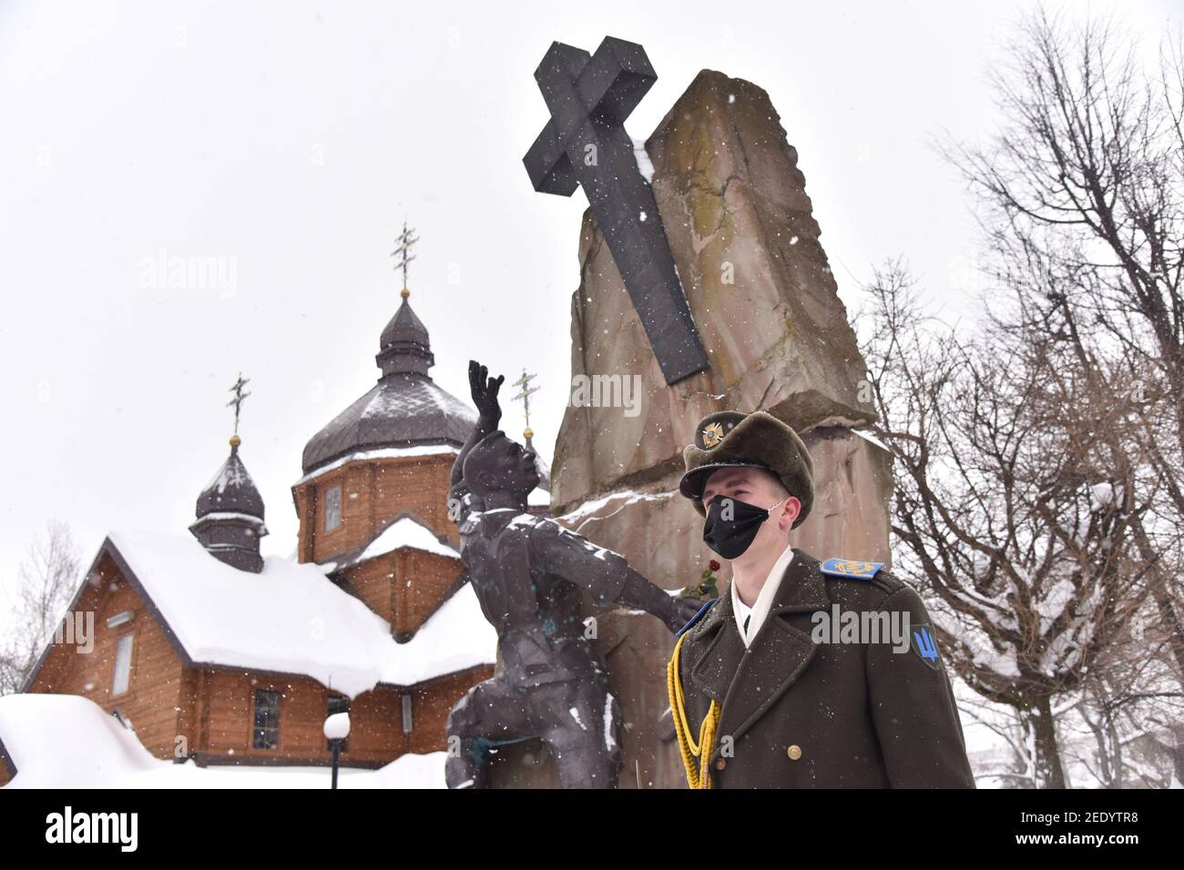 Ein Ehrensoldat steht in der Nähe des Denkmals für Ukrainer, die 1979-1989 während der Aggression der Sowjetunion am 32nd. Jahrestag des Kriegsendes in Afghanistan starben.EINE Gedenkveranstaltung zum 32nd. Jahrestag des Endes des sowjetisch-afghanischen Krieges, die in der Westukraine veranstaltet wurde Stadt. Stockfoto