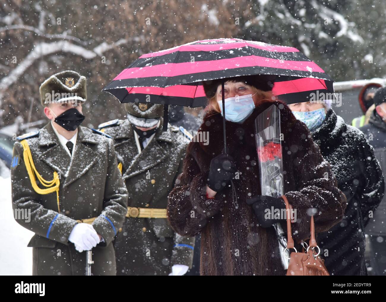 Die Frau hält Blumen bei Veranstaltungen zur Erinnerung an die während des sowjetisch-afghanischen Krieges 1979-1989 getöteten Ukrainer.EINE Gedenkveranstaltung zum 32nd. Jahrestag des Endes des sowjetisch-afghanischen Krieges in der westukrainischen Stadt. Stockfoto