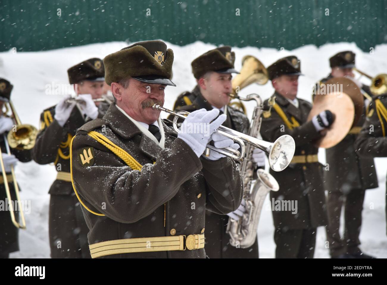 Ein Orchestermusiker spielt Trompete bei Veranstaltungen zum 32nd. Jahrestag des Endes des sowjetisch-afghanischen Krieges.EINE Gedenkveranstaltung zum 32nd. Jahrestag des Endes des sowjetisch-afghanischen Krieges in der westukrainischen Stadt. Stockfoto