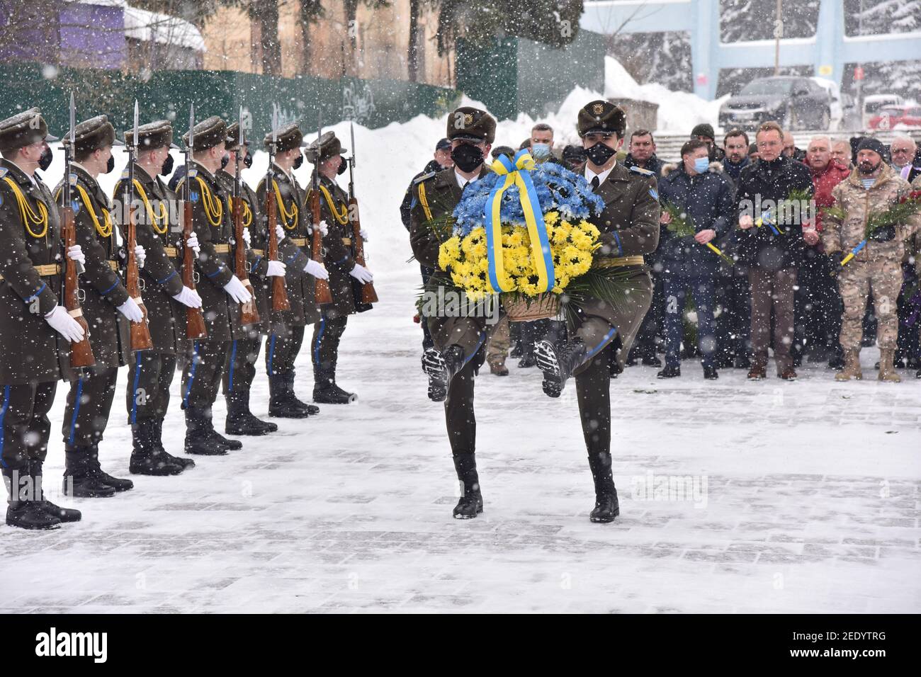 Ehrensoldaten marschieren mit einem Blumenkorb zum Denkmal für die Ukrainer, die während des sowjetisch-afghanischen Krieges im Jahr 1979-1989 ums Leben kamen, um den 32nd. Jahrestag des Endes des Krieges in Afghanistan zu begehen.EINE Gedenkveranstaltung zum 32nd. Jahrestag des Endes des sowjetisch-afghanischen Krieges fand statt In der westukrainischen Stadt. Stockfoto