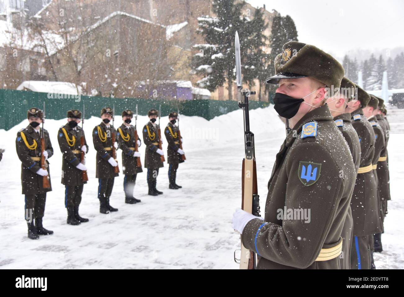 Ehrensoldaten wachen bei Veranstaltungen zum 32nd. Jahrestag des Endes des sowjetisch-afghanischen Krieges.EINE Gedenkveranstaltung zum 32nd. Jahrestag des Endes des sowjetisch-afghanischen Krieges in der westukrainischen Stadt. Stockfoto