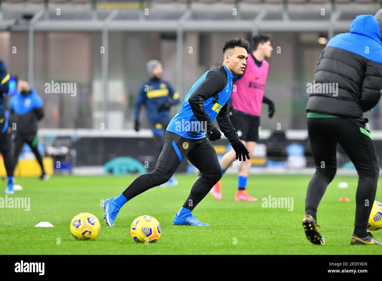 Mailand, Italien. Februar 2021, 14th. Lautaro Martinez von Inter Mailand ist Aufwärmen vor der Serie A Spiel zwischen Inter Mailand und Latium bei Giuseppe Meazza in Mailand. (Foto Kredit: Gonzales Foto/Alamy Live News Stockfoto