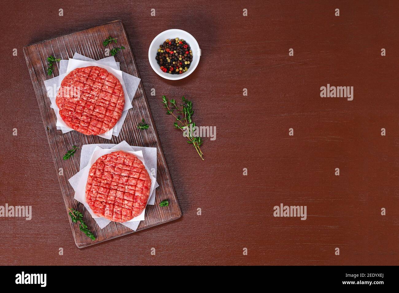 Rohe Hacksteak-Patties für Burger. Rohes Fleisch für Hamburger. Rinderschnitzel. Stockfoto