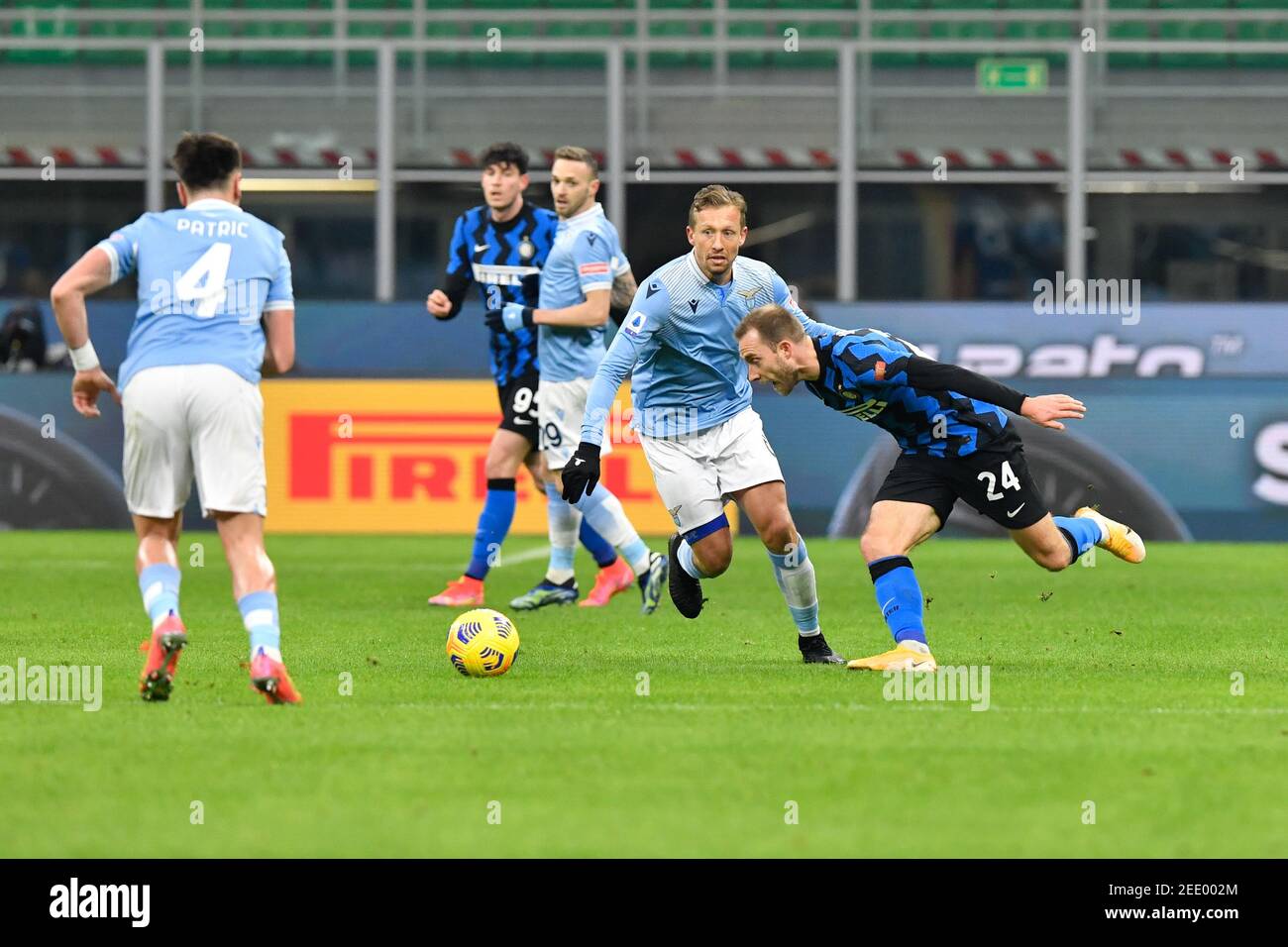 Mailand, Italien. Februar 2021, 14th. Christian Eriksen (24) von Inter Mailand und Lucas Leiva (6) von Latium in der Serie EIN Spiel zwischen Inter Mailand und Latium bei Giuseppe Meazza in Mailand gesehen. (Foto Kredit: Gonzales Foto/Alamy Live News Stockfoto