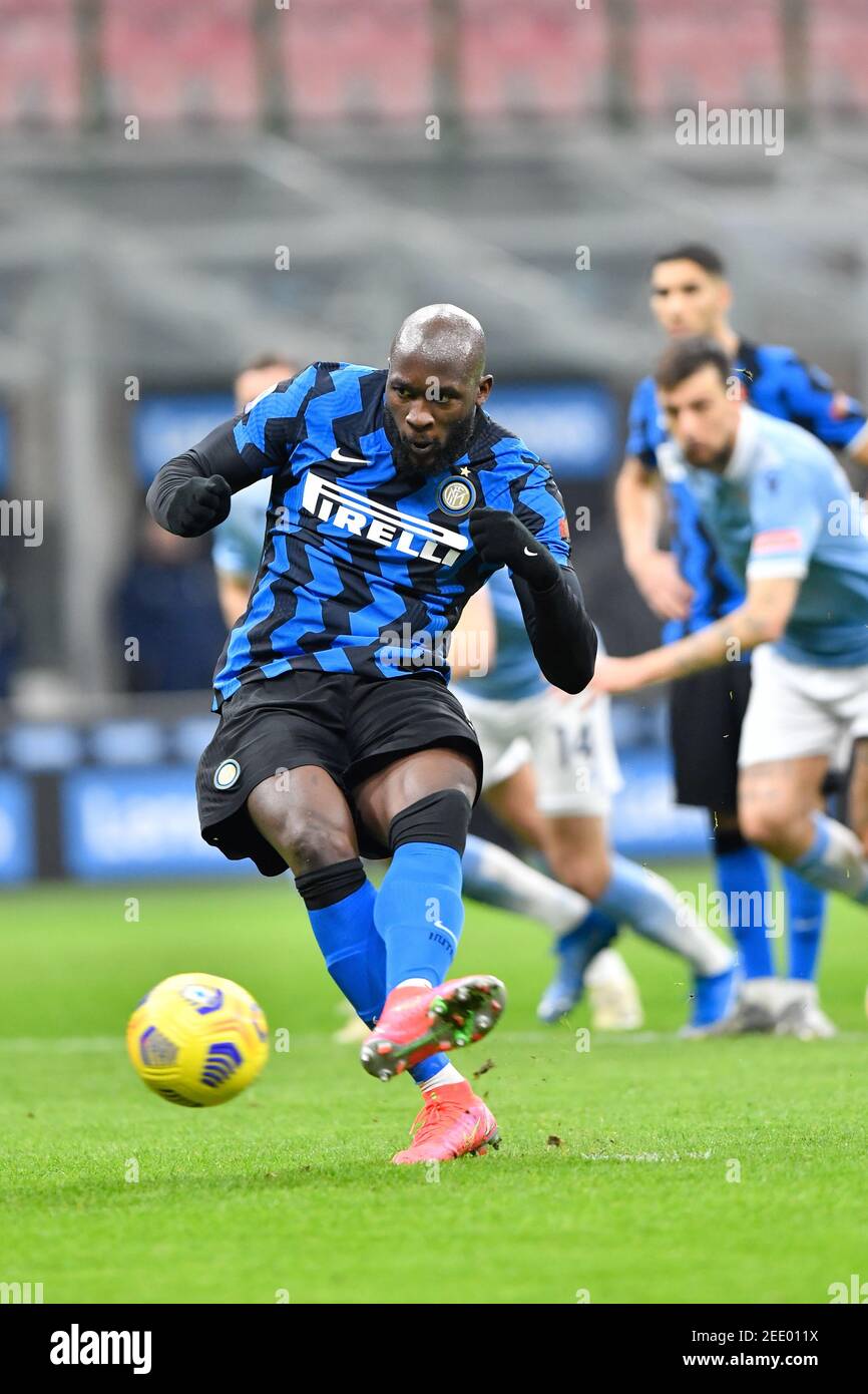 Mailand, Italien. Februar 2021, 14th. Romelu Lukaku (9) von Inter Mailand erzielt 1-0 Punkte aus dem Strafspot während der Serie EIN Spiel zwischen Inter Mailand und Latium bei Giuseppe Meazza in Mailand. (Foto Kredit: Gonzales Foto/Alamy Live News Stockfoto