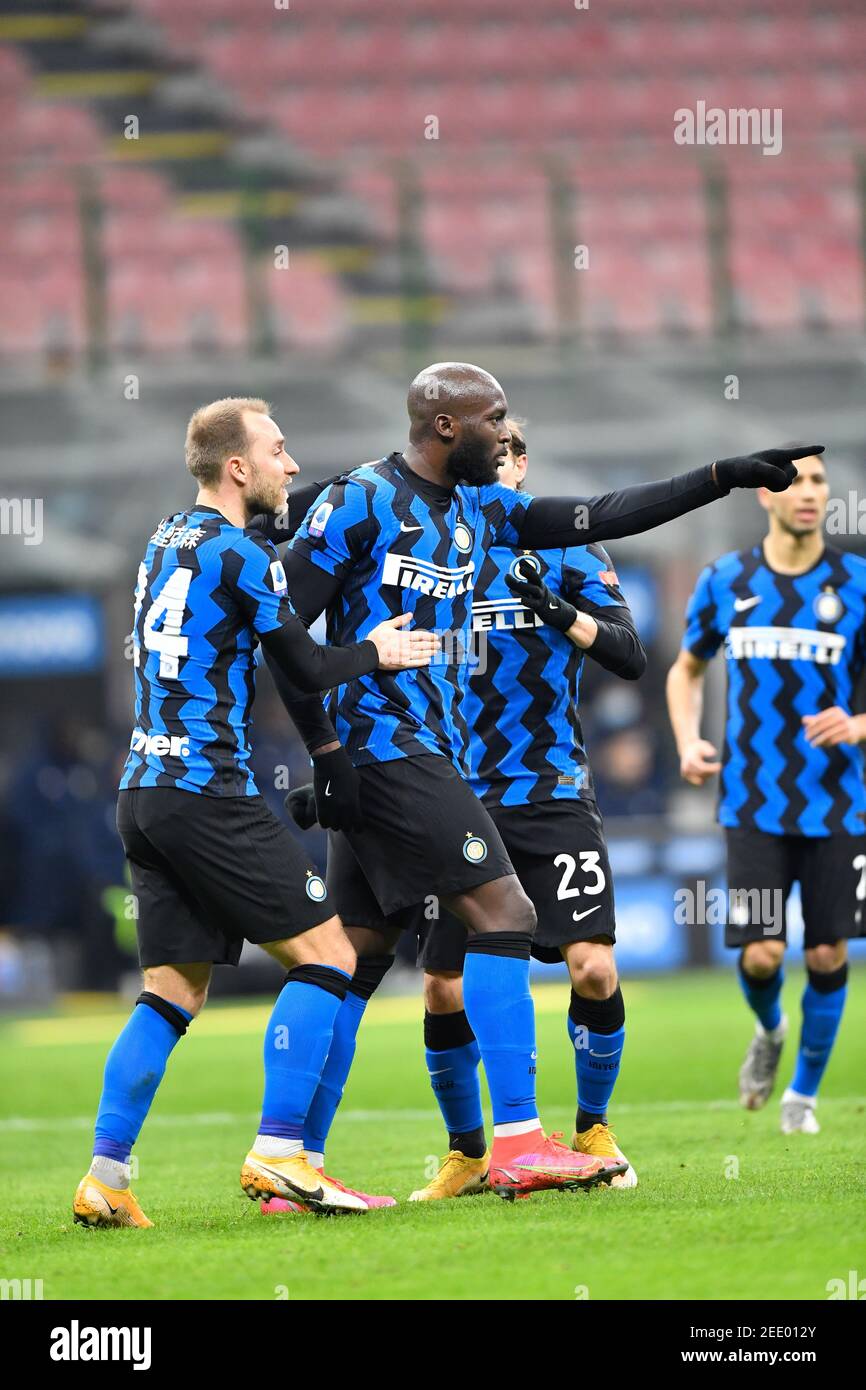 Mailand, Italien. Februar 2021, 14th. Romelu Lukaku (9) von Inter Mailand punktet für 1-0 von der Strafstelle und feiert mit Christian Eriksen (24) während der Serie EIN Spiel zwischen Inter Mailand und Latium bei Giuseppe Meazza in Mailand. (Foto Kredit: Gonzales Foto/Alamy Live News Stockfoto