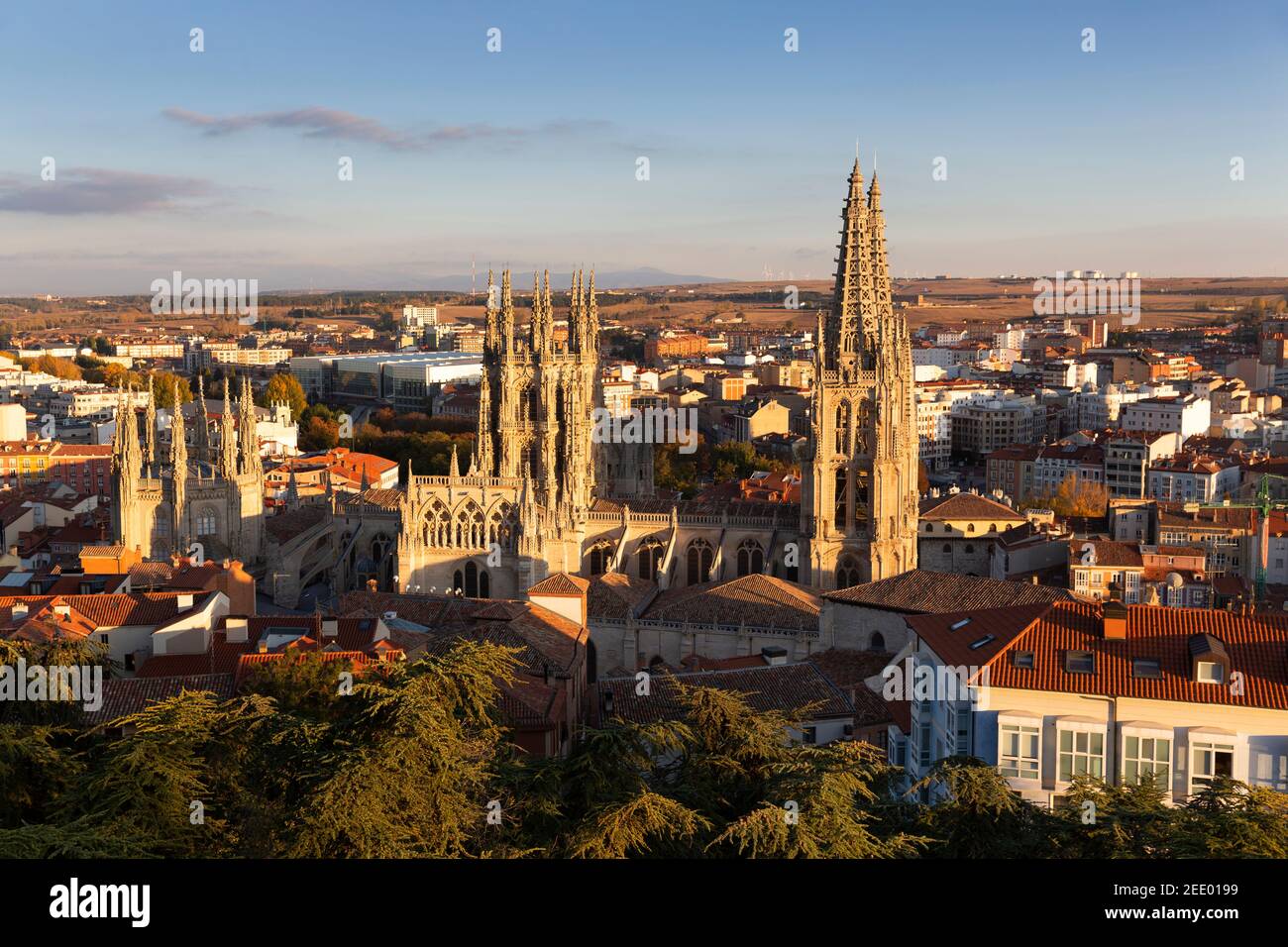 Blick auf die Stadt Burgos und ihre Kathedrale bei Sonnenuntergang. Leerzeichen für Text. Tourismus, Spanien. Stockfoto