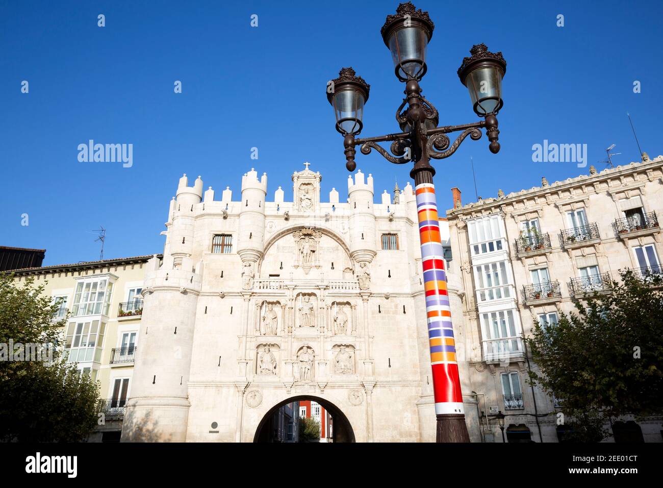 Bogen von Santa Maria in der Stadt Burgos. Blauer Himmel. Leerzeichen für Text. Tourismus, Spanien. Stockfoto