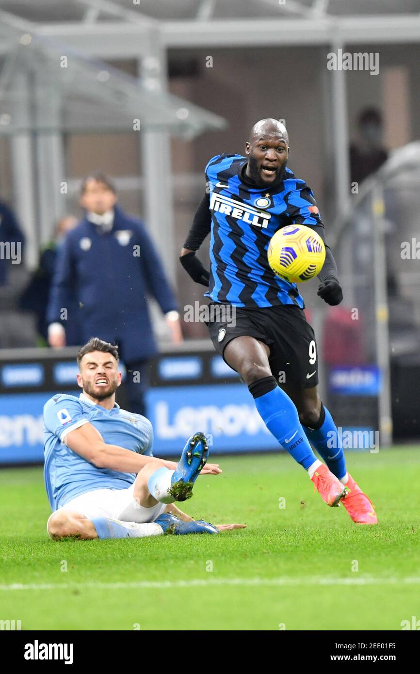 Mailand, Italien. Februar 2021, 14th. Romelu Lukaku (9) von Inter Mailand und Wesley Hoedt (14) von Latium in der Serie EIN Spiel zwischen Inter Mailand und Latium bei Giuseppe Meazza in Mailand gesehen. (Foto Kredit: Gonzales Foto/Alamy Live News Stockfoto