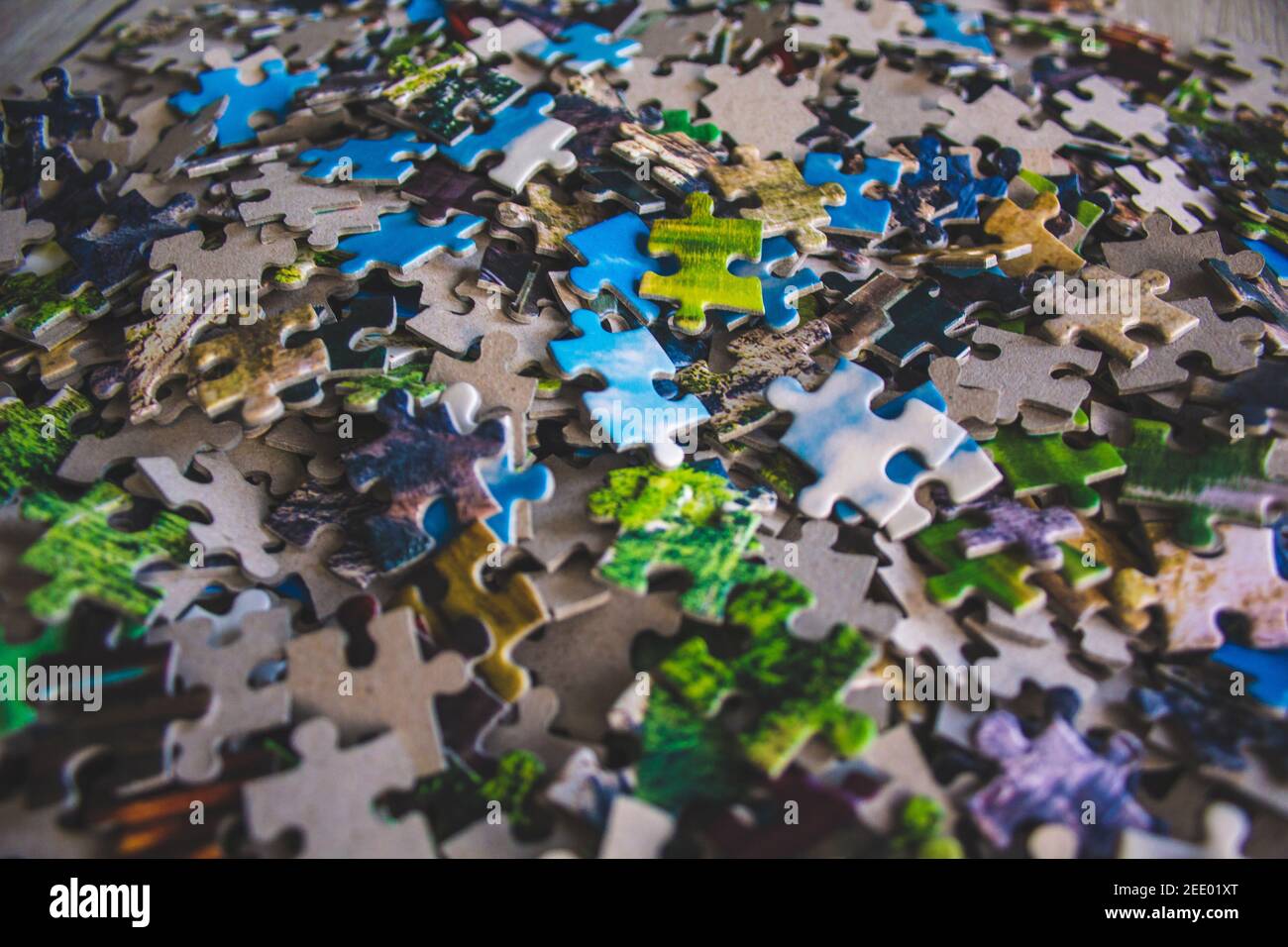 Puzzle. Stapel von Puzzle-Peices. Konzeptionelles Foto mit Fokus auf undone Puzzle Stockfoto