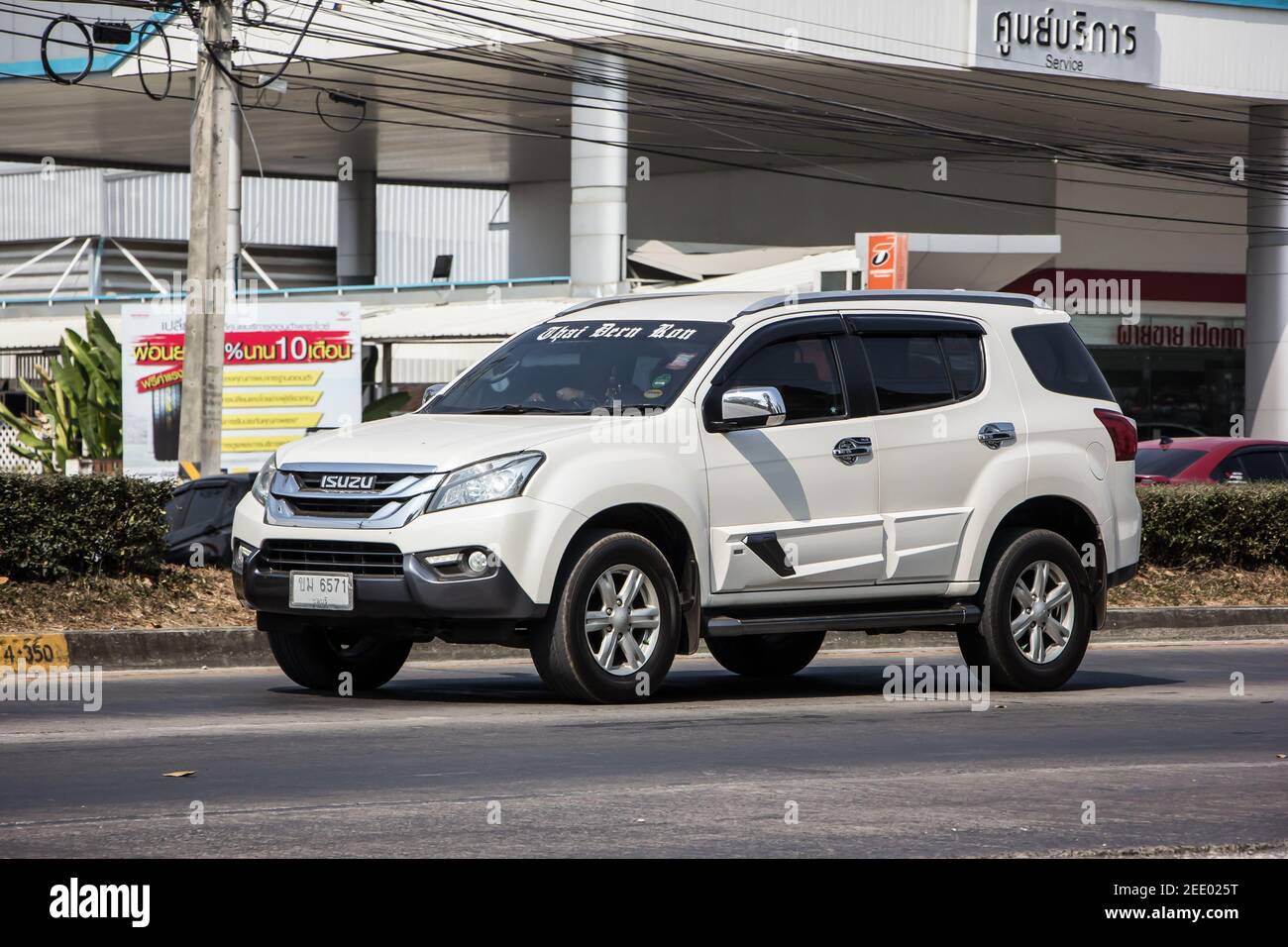 Chiangmai, Thailand - Januar 19 2021: Privater SUV-Wagen Isuzu Mu x Mu-x. Auf der Straße no,1001 8 km vom Chiangmai Business Area. Stockfoto