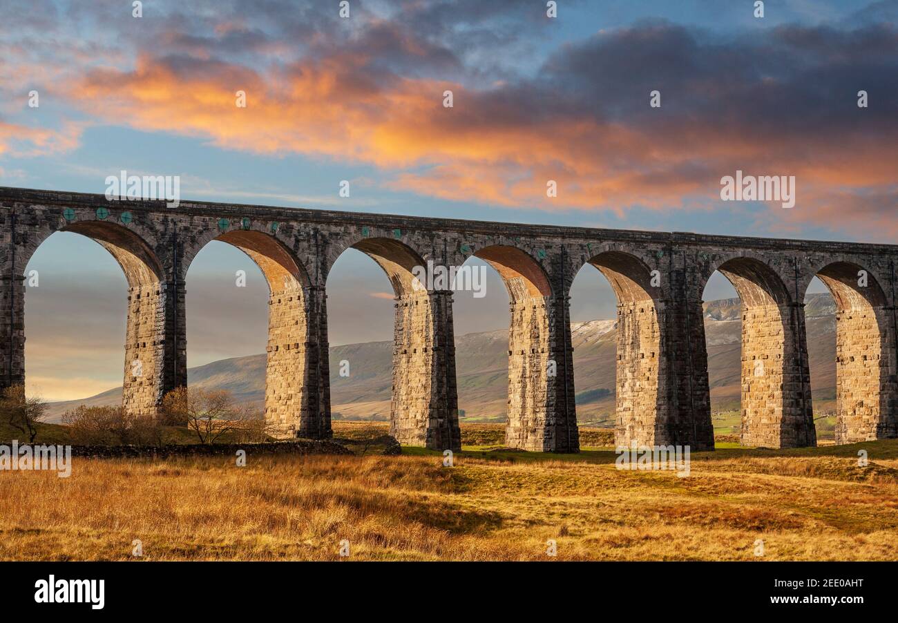 Das Ribblehead Viadukt bei Sonnenuntergang im Winter, Yorkshire Dales, England Stockfoto