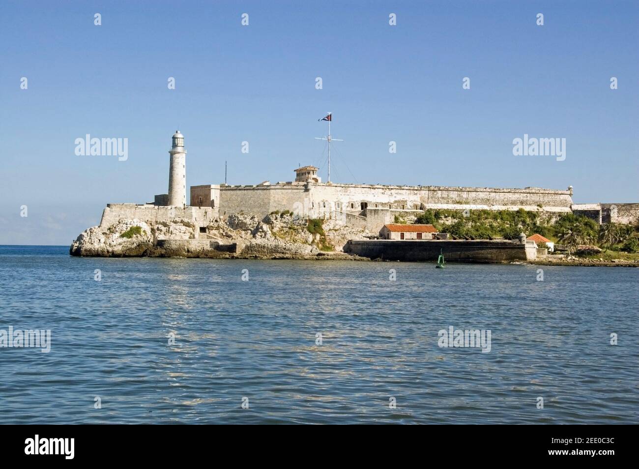 Blick über die Mündung des Hafens von Havanna auf den Leuchtturm der Burg Morro, Kuba. Stockfoto