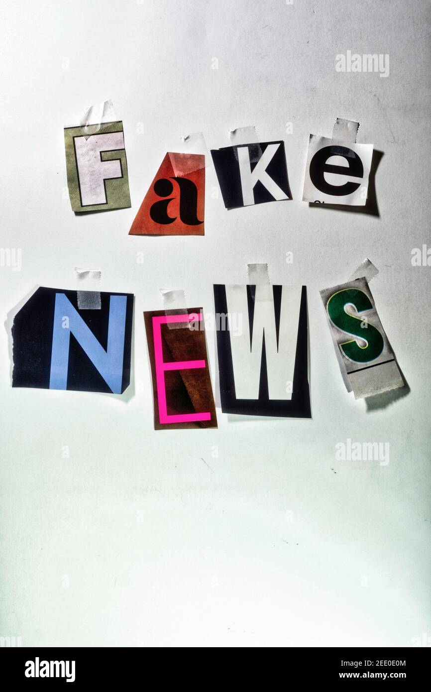 Der Ausdruck „Fake News“ mit ausgeschnittenen Papierbuchstaben im Lösegeld Note Effekt Typografie Stockfoto