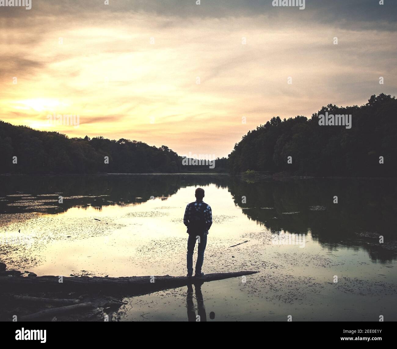 Tourist auf dem See mit Wald. Element des Designs. Stockfoto