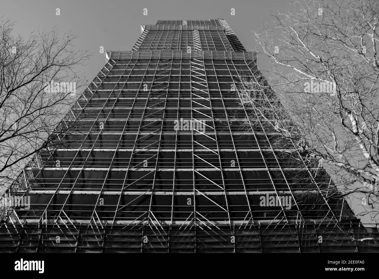 Domtoren Tower In Constructions At Utrecht The Netherlands 27-12-2019 In Schwarz Und Weiß Stockfoto
