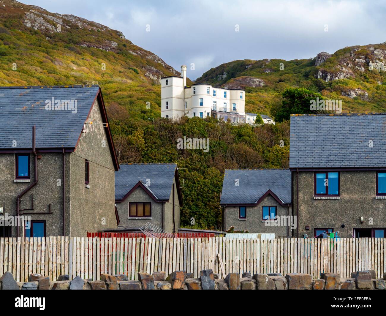 Moderne Wohnanlage mit großem Haus auf einem Hügel hinter Barmouth in Gwynedd an der Nord-Wales Küste UK. Stockfoto