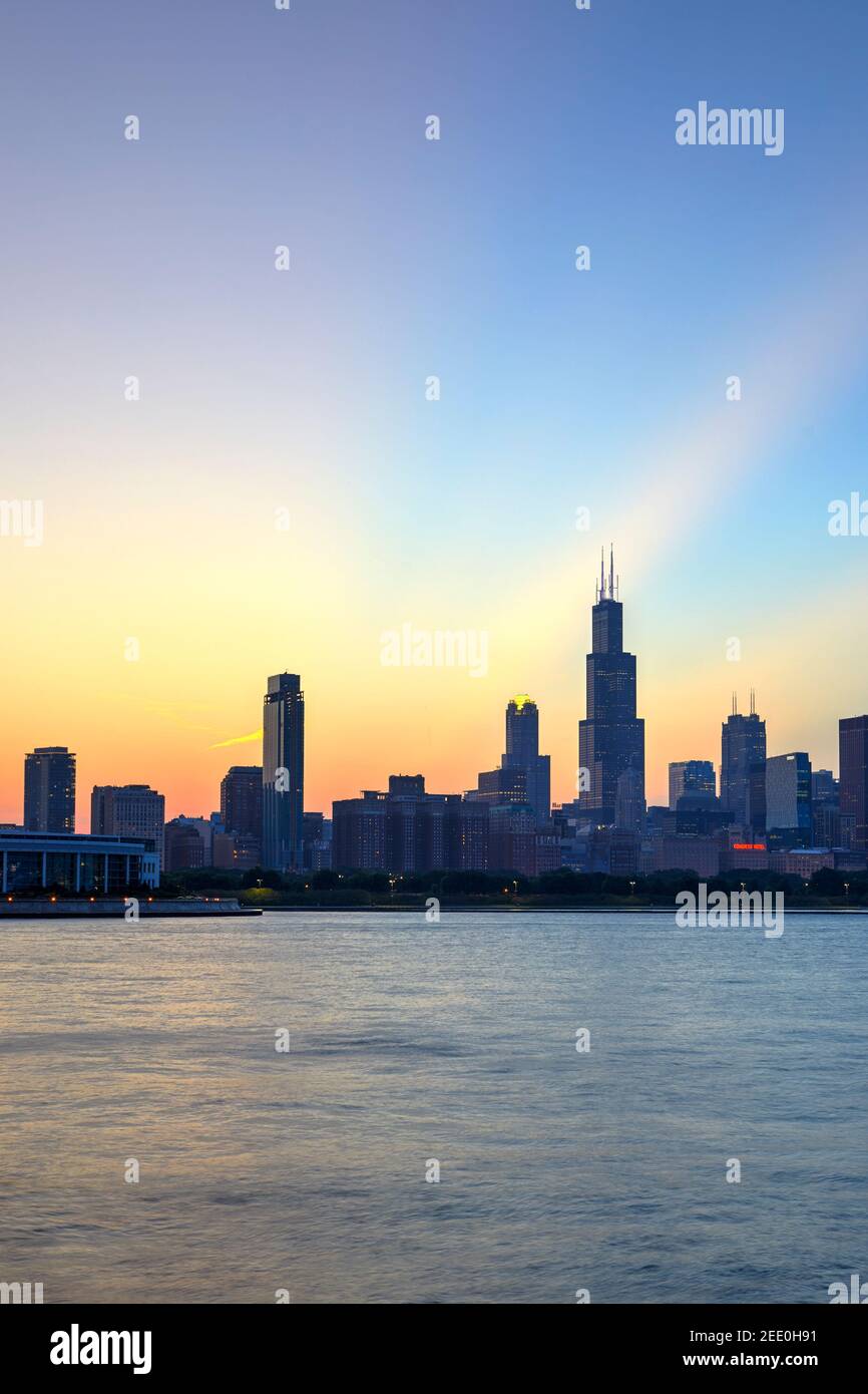 Skyline von Chicago bei Sonnenuntergang, Chicago, Illinois, United States Stockfoto