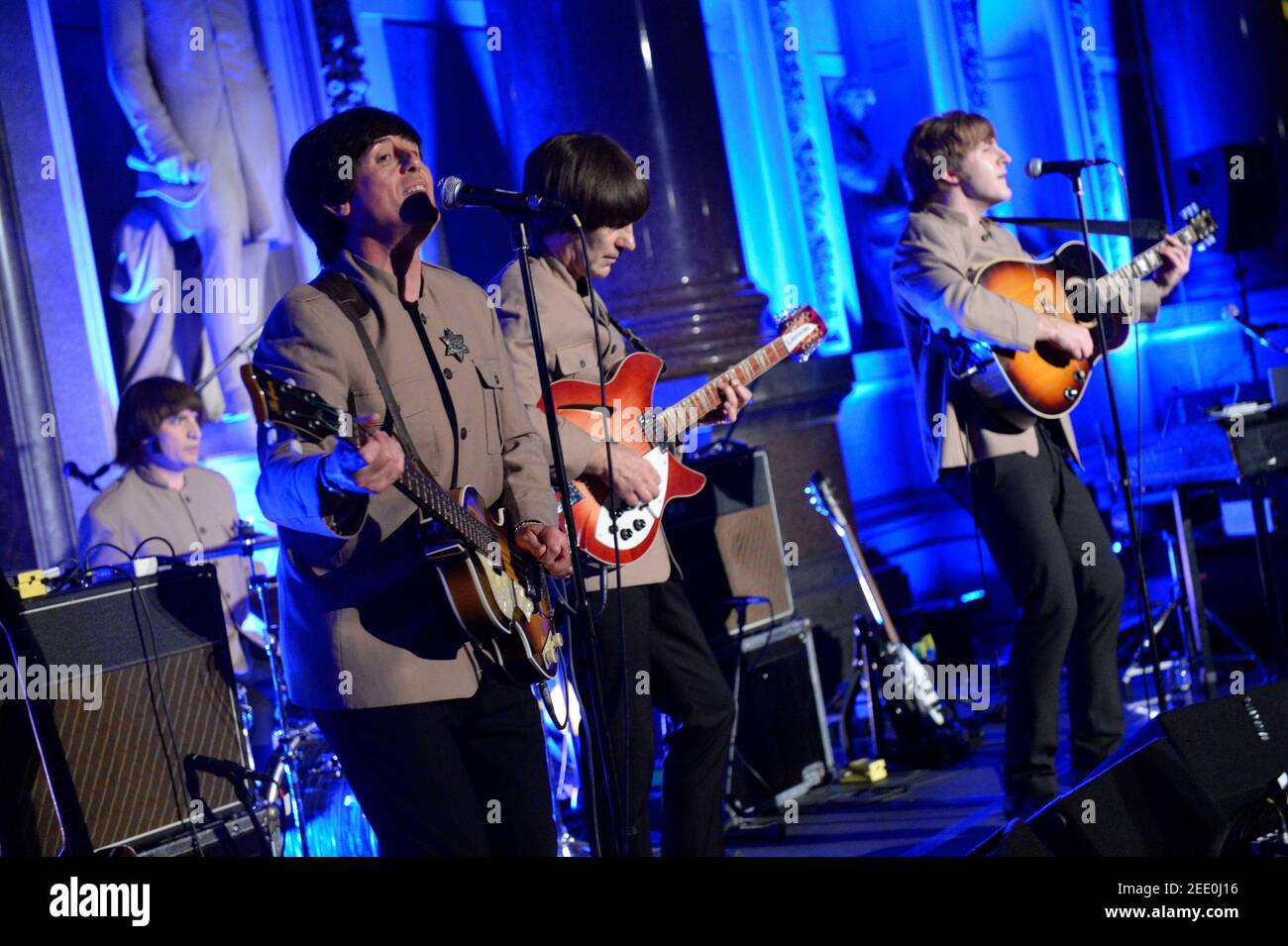 Die Bootleg Beatles treten live in der St Georges Hall, Liverpool, auf und sind eine Beatles-Tribute-Band. Seit ihrer Gründung im März 1980 haben sie mehr als 4.000 Mal gespielt. Die Bootleg Beatles wurden aus der Londoner Besetzung des Broadway-Musicals Beatlemania gebildet. Das ist die Besetzung von 2013, bestehend aus Adam Hastings (John Lennon) – Gitarre, Gesang, Keyboards, Mundharmonika (2011–2018), Hugo Degenhardt (Ringo Starr) – Schlagzeug, Percussion, Gesang (2003–2016), Andre Barreau (George Harrison) – Gitarre, Gesang (1980–2014), & Steve White (Paul McCartney) – Bass, Gesang, Keyboard (2012–heute) Stockfoto