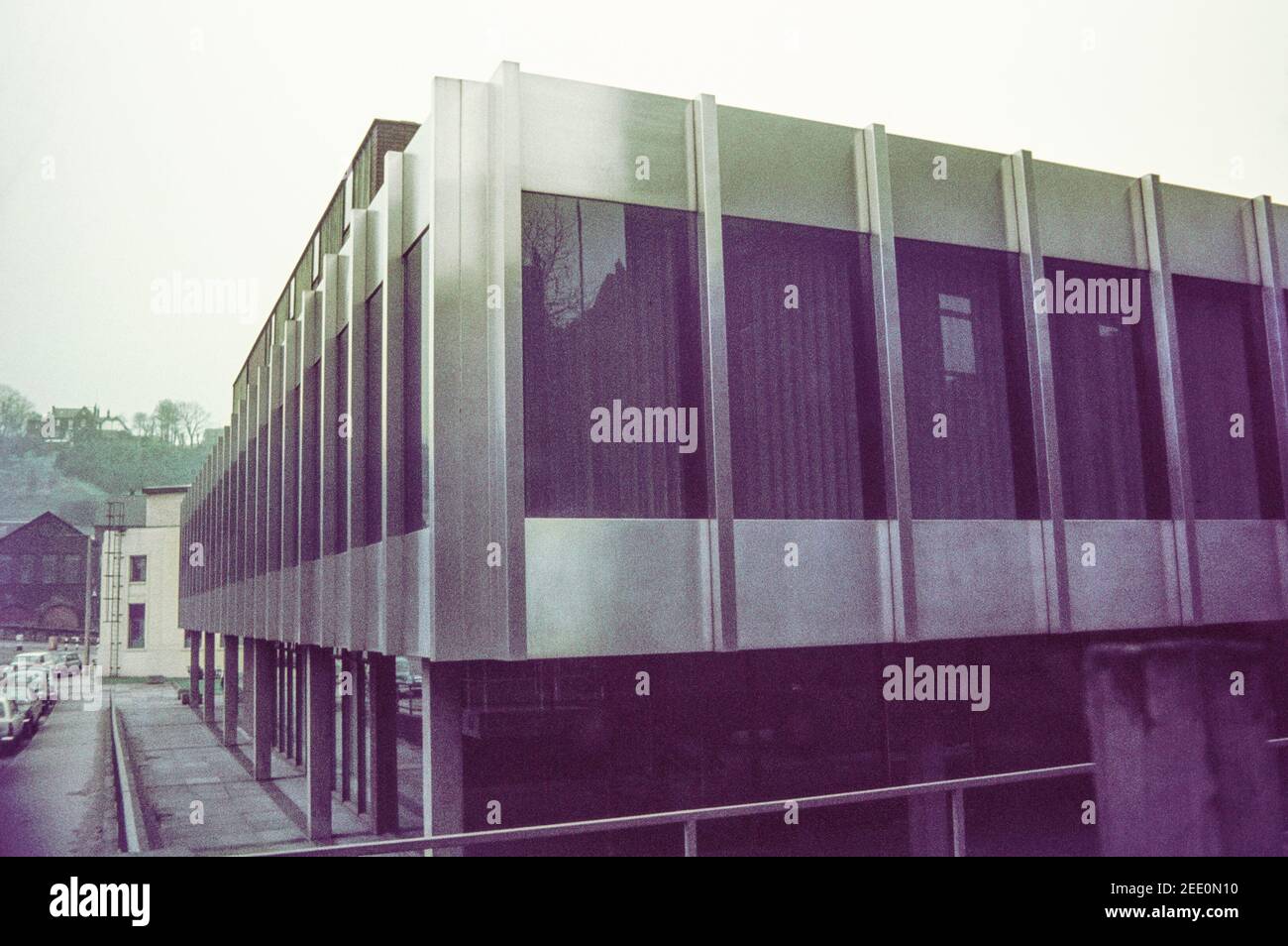 1975 Stocksbridge Edelstahl gekleidet Hauptsitz von Samuel Fox Steel arbeitet jetzt Liberty Special Steels. Samuel Fox and Company oder "Fox's" war ein großer Stahlkomplex im Upper Don Valley in Stocksbridge, Sheffield, South Yorkshire, England.die Werke, wurden 1967 verstaatlicht, wurde British Steel Corporation.in 1999 wurden sie Teil von Corus. Im Jahr 2007 wurde das Gelände von Tata Steel gekauft. Die Liberty House Group hat im Mai 2017 die Spezialstähle-Gruppe von TATA erworben. Fox Valley Way, Stocksbridge, Sheffield, South Yorkshire, England, GB, Großbritannien, Europa Stockfoto 1975 Stocksbridge Edelstahl gekleidet Hauptsitz von Samuel Fox Steel arbeitet jetzt Liberty Special Steels. Samuel Fox and Company oder "Fox's" war ein großer Stahlkomplex im Upper Don Valley in Stocksbridge, Sheffield, South Yorkshire, England.die Werke, wurden 1967 verstaatlicht, wurde British Steel Corporation.in 1999 wurden sie Teil von Corus. Im Jahr 2007 wurde das Gelände von Tata Steel gekauft. Die Liberty House Group hat im Mai 2017 die Spezialstähle-Gruppe von TATA erworben. Fox Valley Way, Stocksbridge, Sheffield, South Yorkshire, England, GB, Großbritannien, Europa Stockfoto