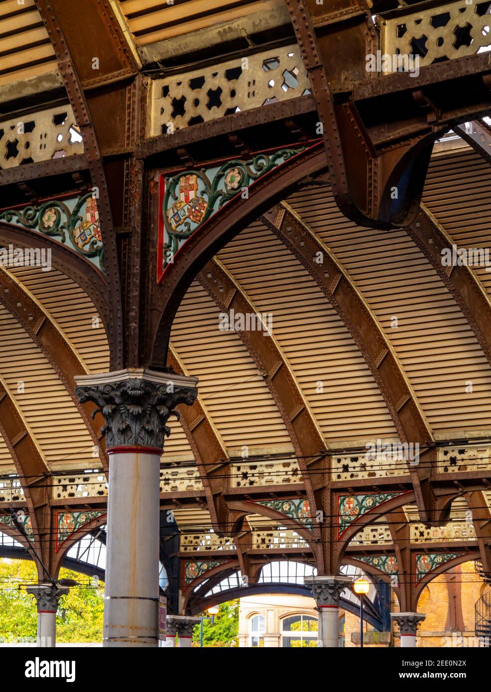 Geschwungenes Dach am Bahnhof York an der Ostküste Hauptlinie in der City of York England Großbritannien entworfen von Thomas Prosser und William Peachey 1877 Stockfoto