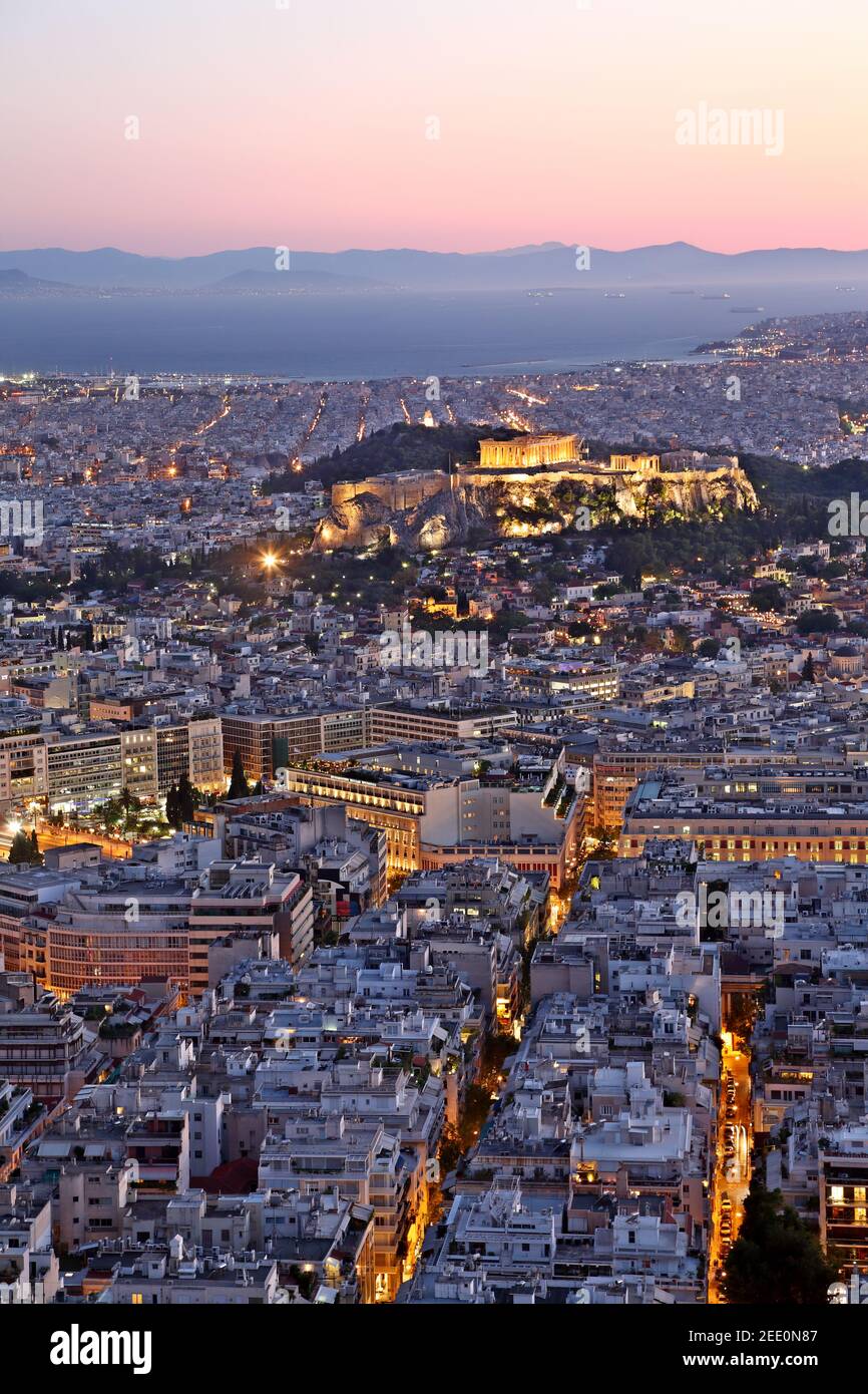 Blick auf die Stadt von Athen, während des Sonnenuntergangs. Auf der rechten Seite kann gesehene Akropolis und das Parthenon, und unten links das griechische Parlament. Stockfoto