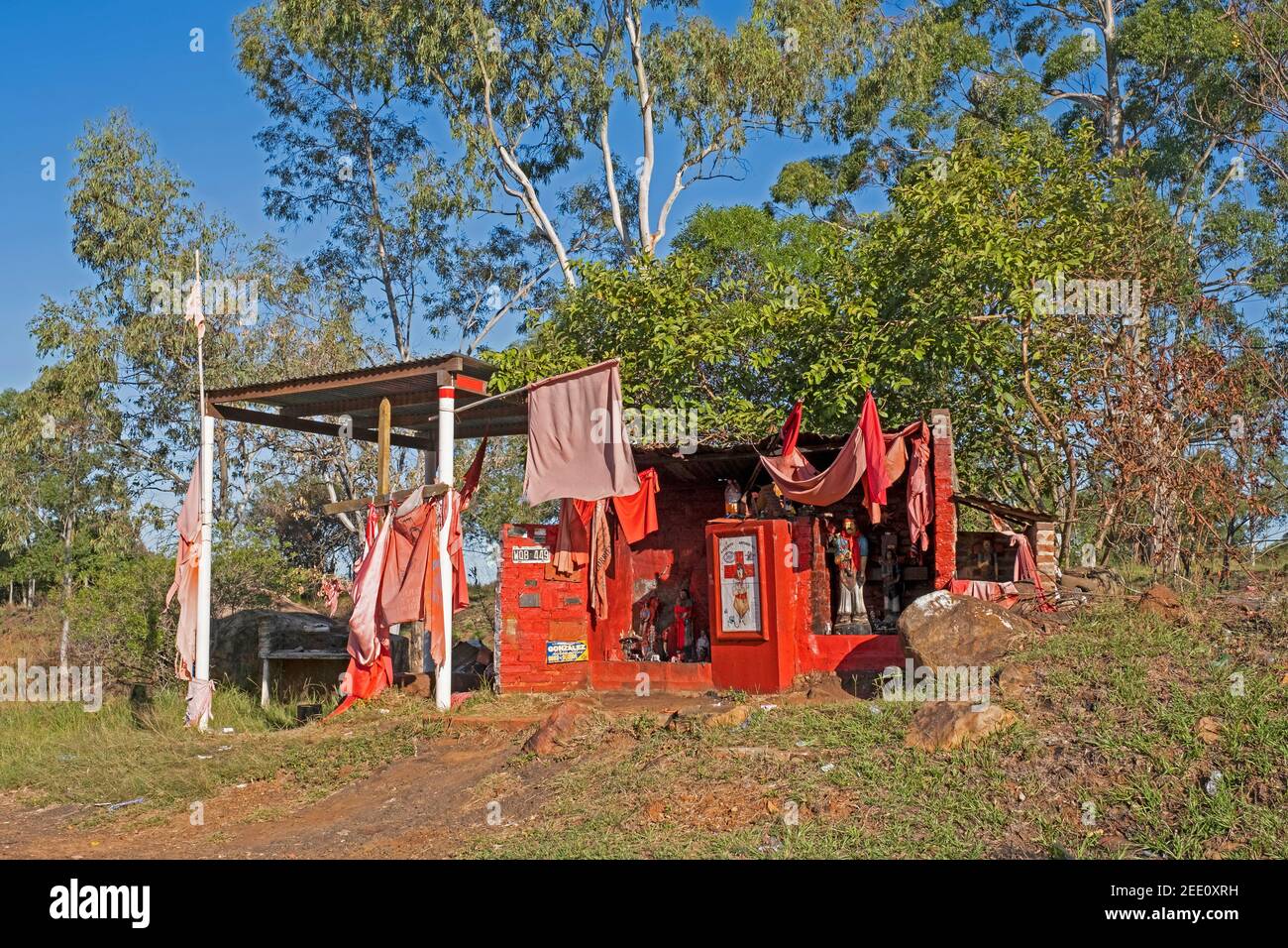 Traditioneller roter Schrein am Straßenrand zum volksheiligen Gauchito Gil / Little Gaucho Gil, argentinischer schutzpatron der Reisenden, Cowboys und Gauchos, Argentinien Stockfoto