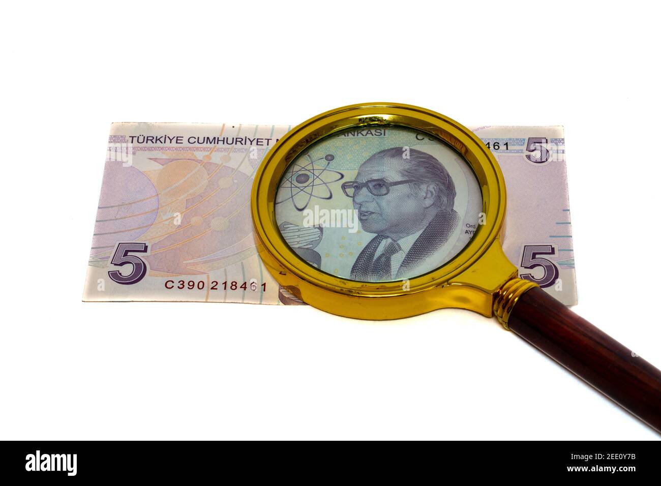 5 Türkische Lira unter einer Lupe isoliert auf weiß Hintergrund Rückseite Stockfoto