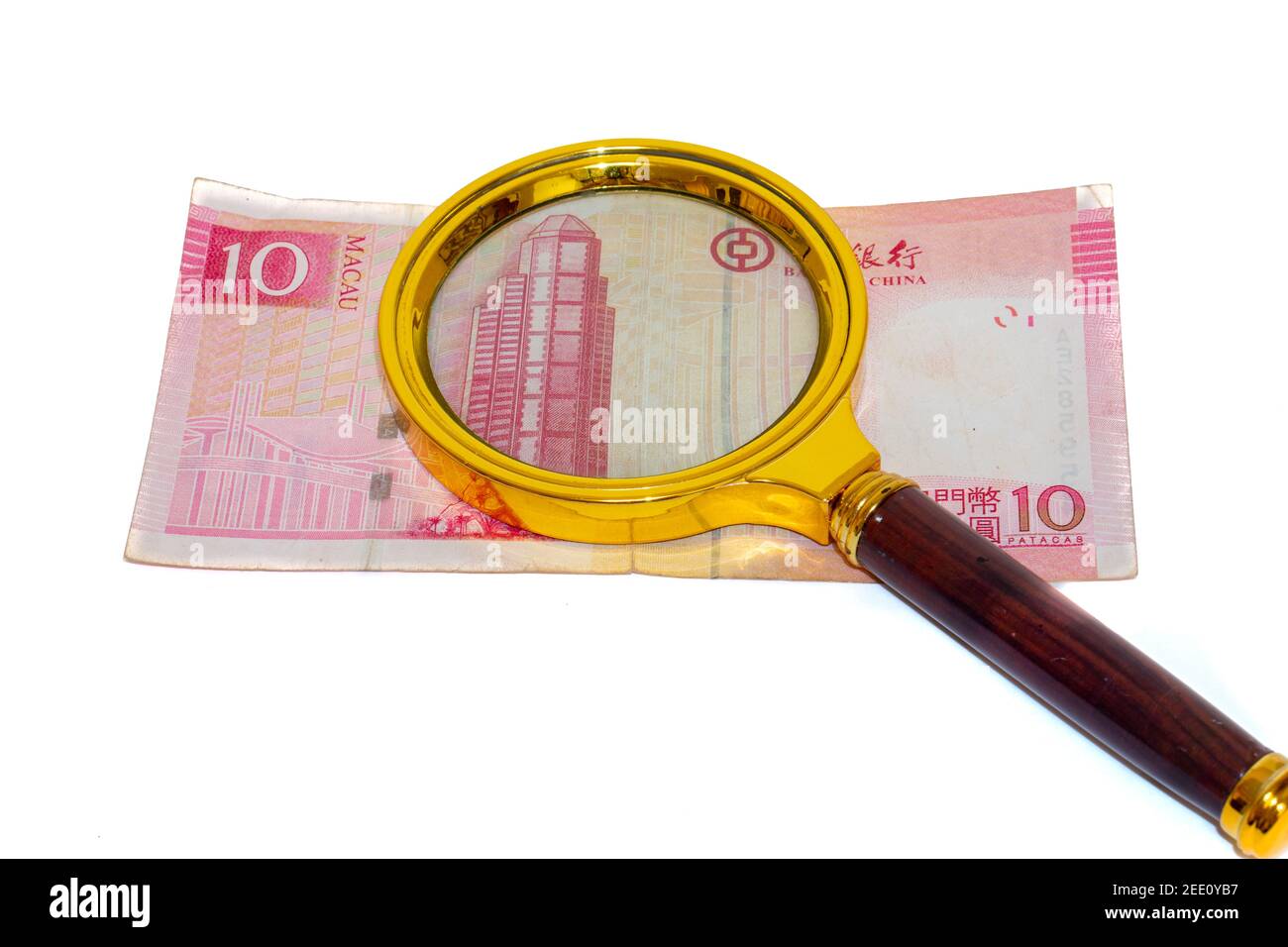 10 Macau Geldpapier Patacas unter einer Lupe isoliert Auf weißem Hintergrund Vorderseite Stockfoto