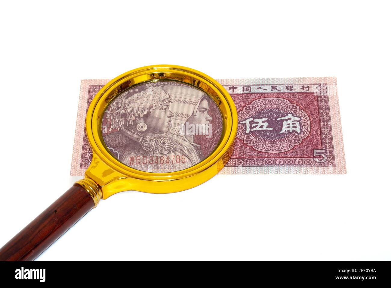 5 Yuan Chinise wu jiao unter einer Lupe isoliert Auf weißem Hintergrund Rückseite Stockfoto