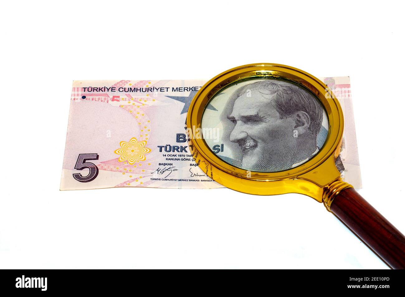 5 Türkische Lira unter einer Lupe isoliert auf weiß Hintergrund Vorderseite Stockfoto