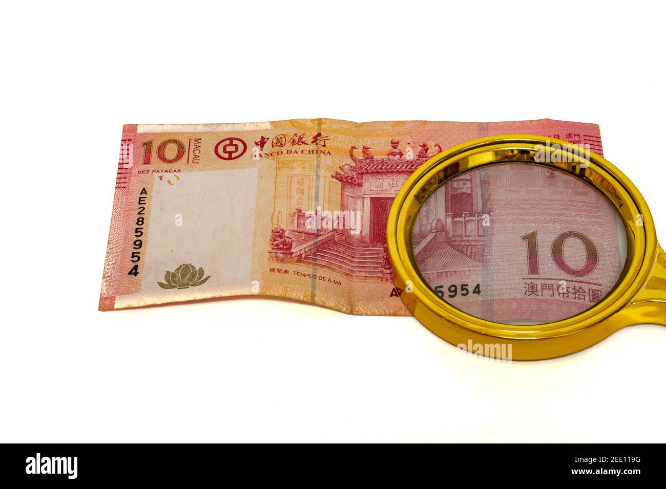 10 Macau patacas Geldpapier unter einer Lupe isoliert Auf weißem Hintergrund Rückseite Stockfoto
