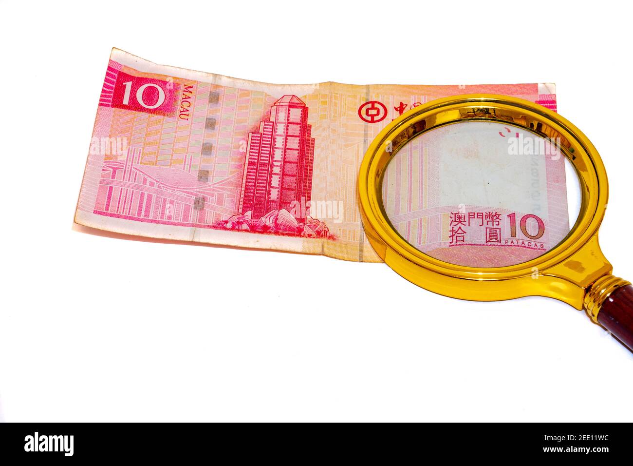 10 Macau patacas Geldpapier unter einer Lupe isoliert Auf weißem Hintergrund Vorderseite Stockfoto