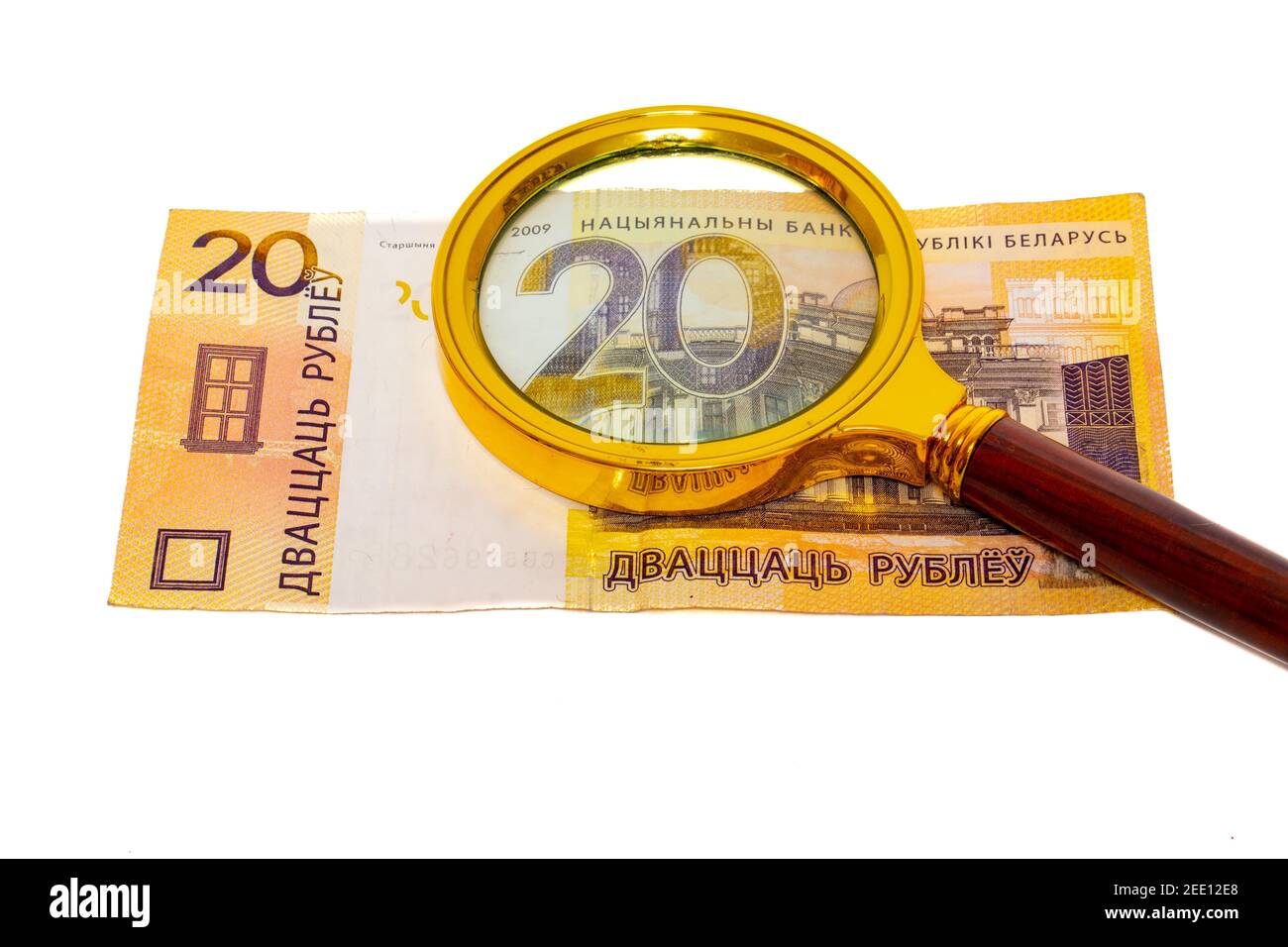 20 weißrussische Rubeln unter der Lupe isoliert auf weiß Hintergrund Stockfoto