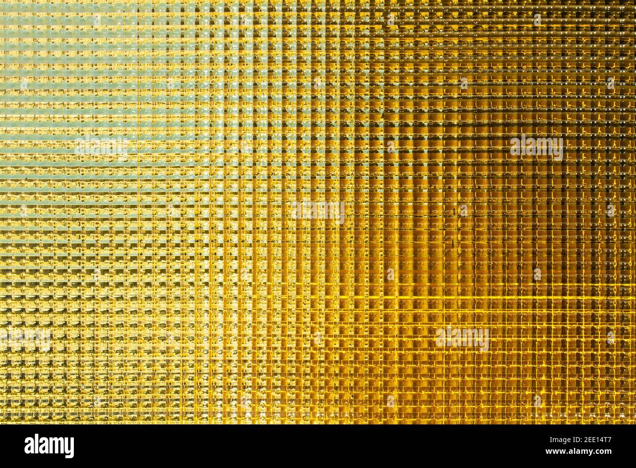 Ein braunes strukturiertes Glas in der Nahaufnahme Stockfoto