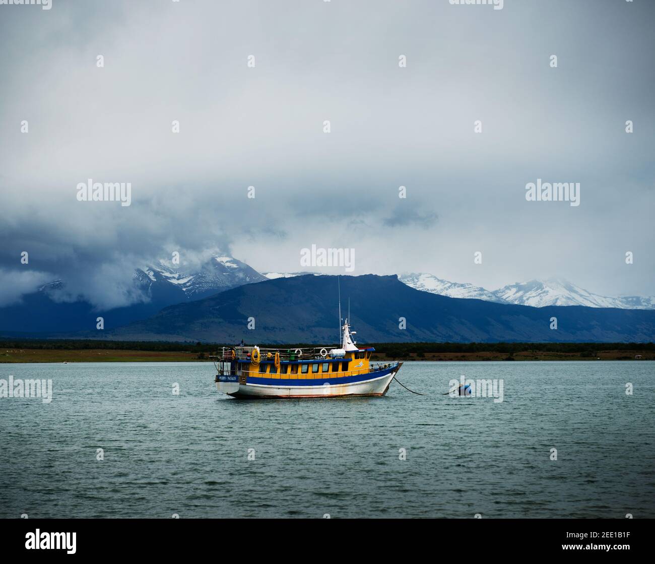 Boot vor Anker in der Nähe von Puerto Natales, Chile, Patagonien, Südamerika Stockfoto