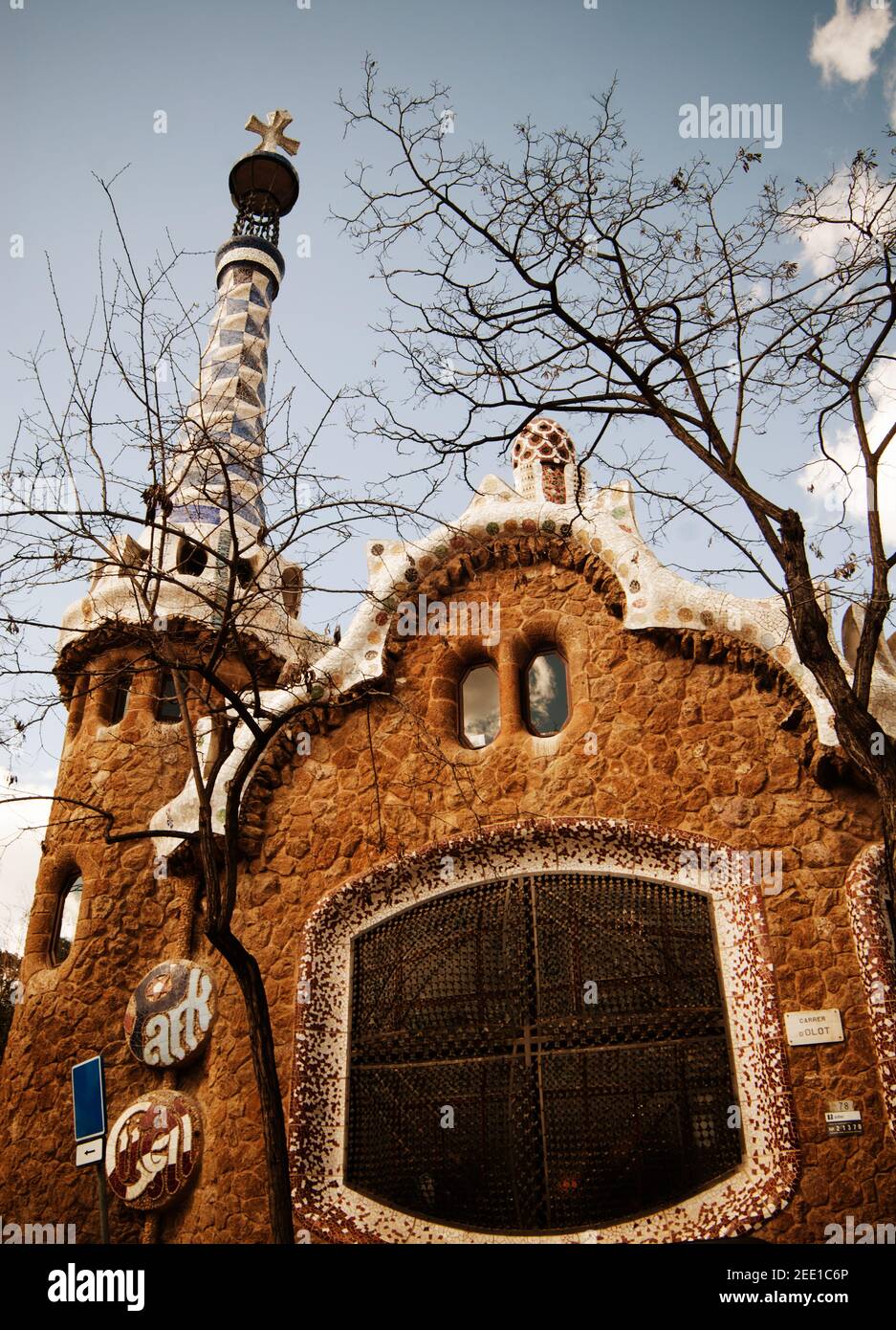 Eingangsgebäude des berühmten Parks, entworfen vom katalanischen Architekten Antonio Gaudi, Park Guell, Barcelona, Katalonien, Spanien Stockfoto