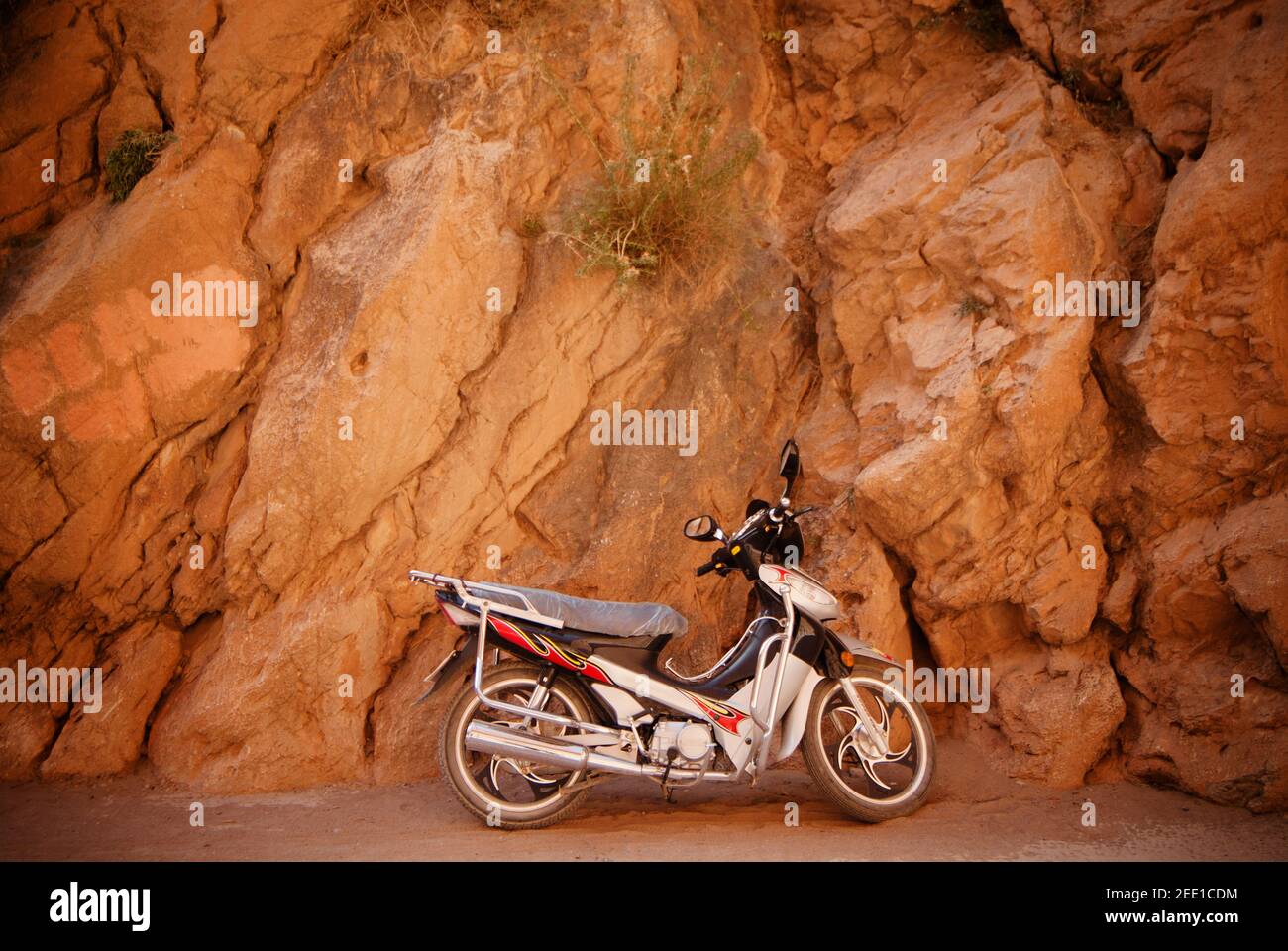 Altes Motorrad am Straßenrand im Atlasgebirge, Marokko Stockfoto