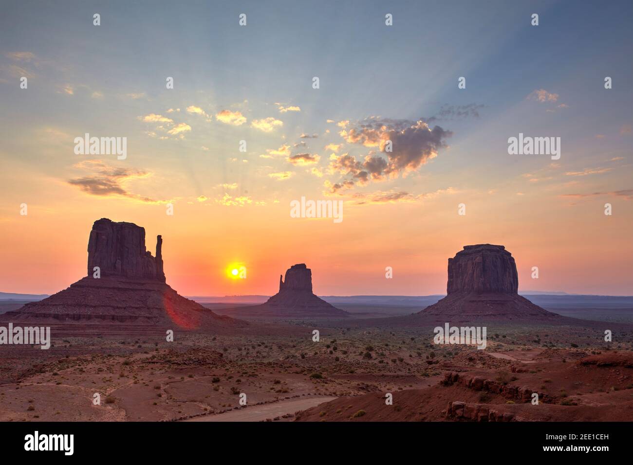 Sonnenaufgang über dem Monument Valley vom Artist's Point, Arizona, USA Stockfoto
