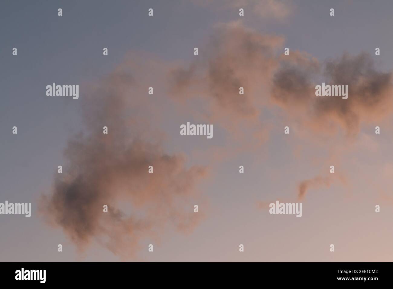 Sonnenuntergang Himmel mit Wolken, Film Korn-Effekt Stockfoto