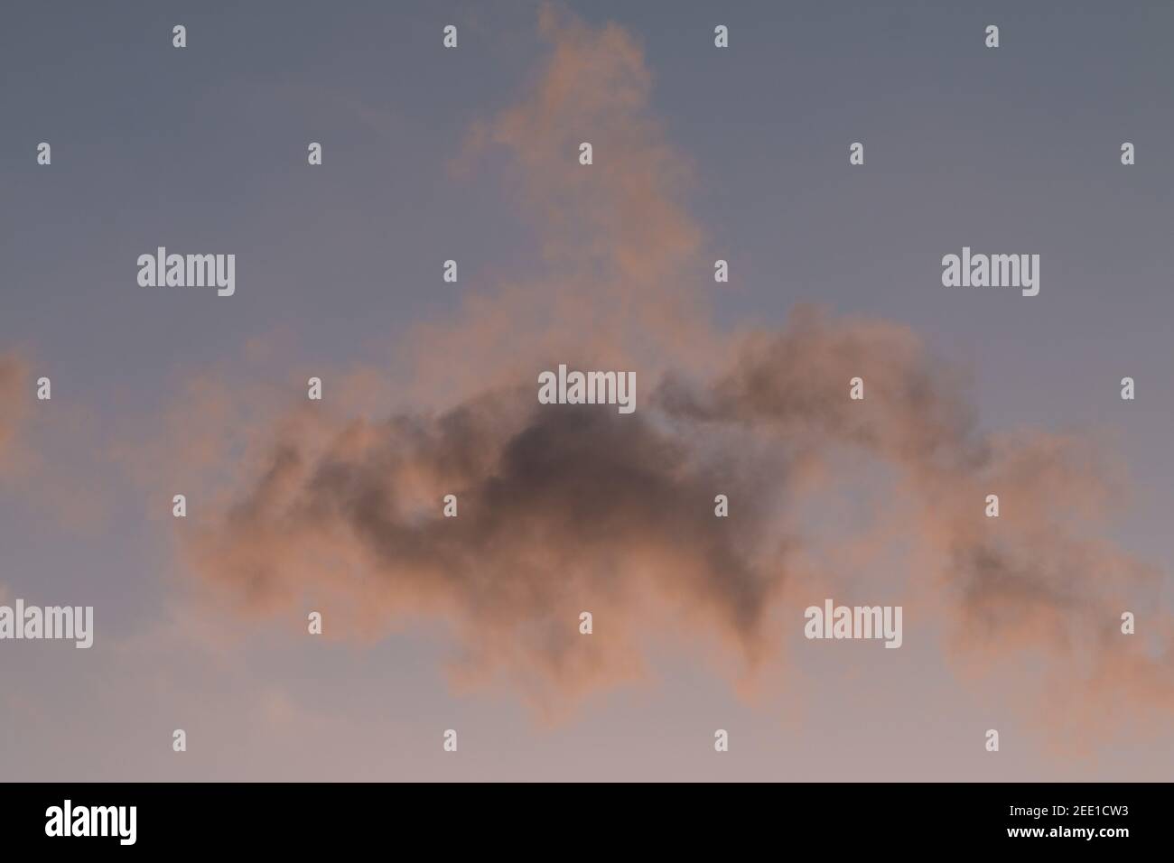 Sonnenuntergang Himmel mit Wolken, Film Korn-Effekt Stockfoto