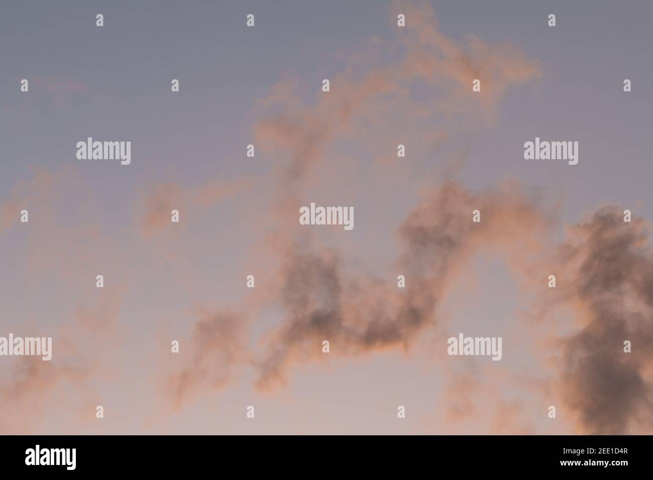 Sonnenuntergang Himmel mit Wolken, Film Korn-Effekt Stockfoto