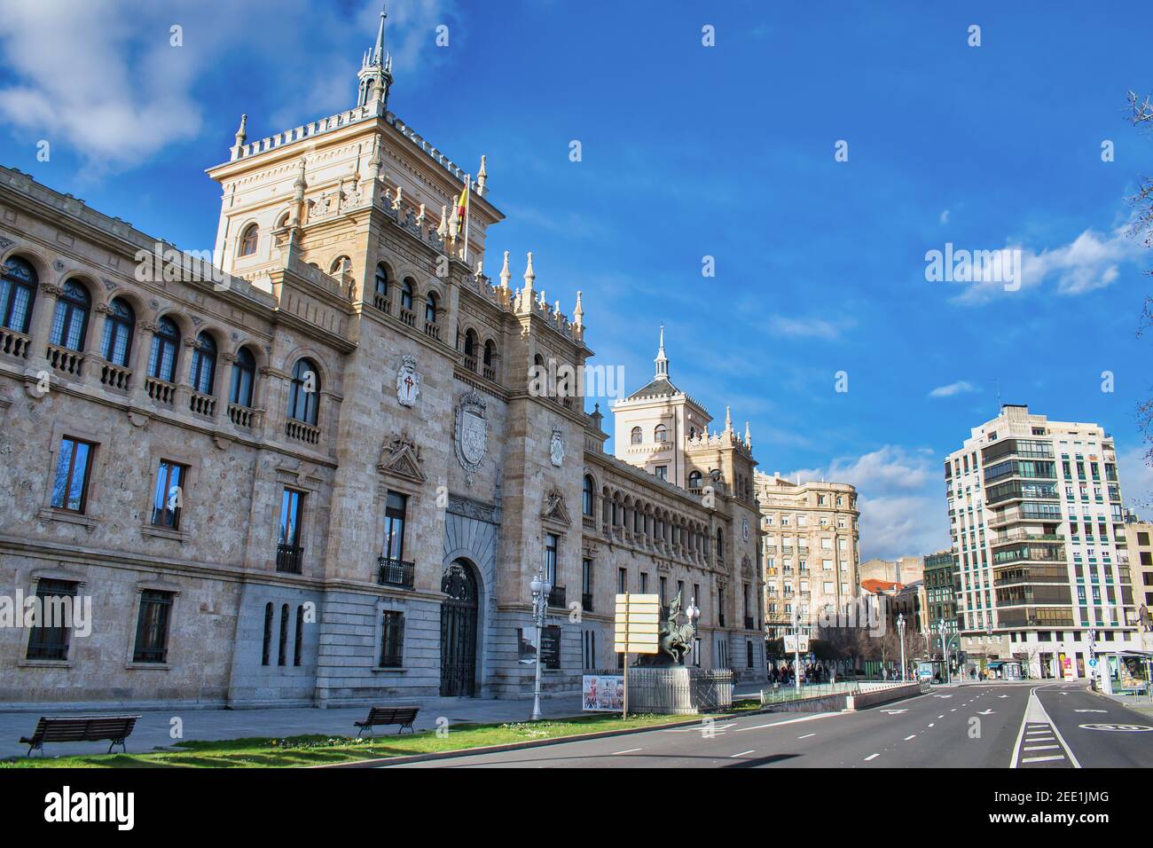 Zorrilla Avenue mit der Fassade der Kavallerie Akademie in Valladolid Stockfoto