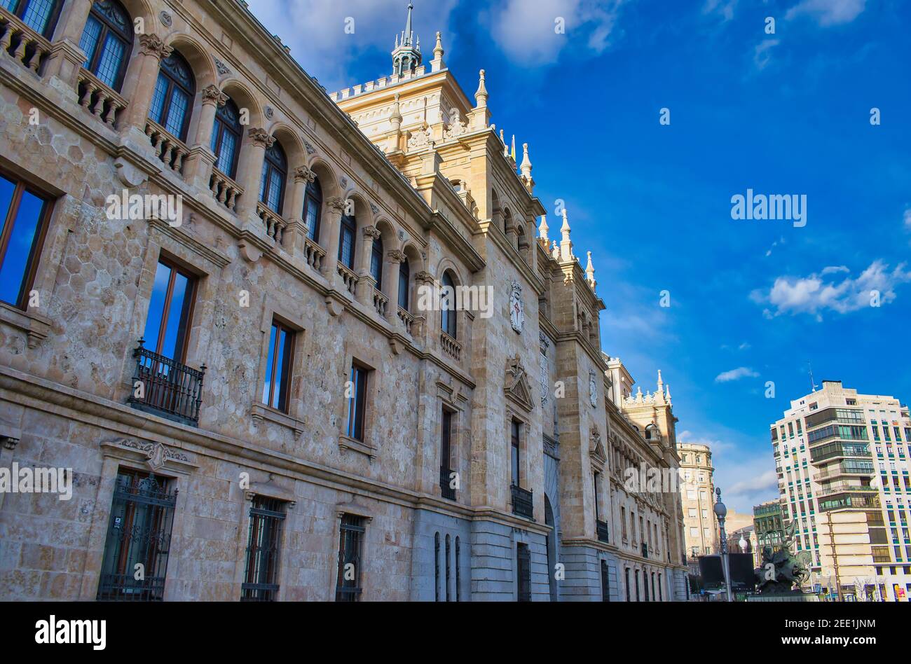 Fassade des Gebäudes der Kavallerie-Akademie in Valladolid, Spanien Stockfoto
