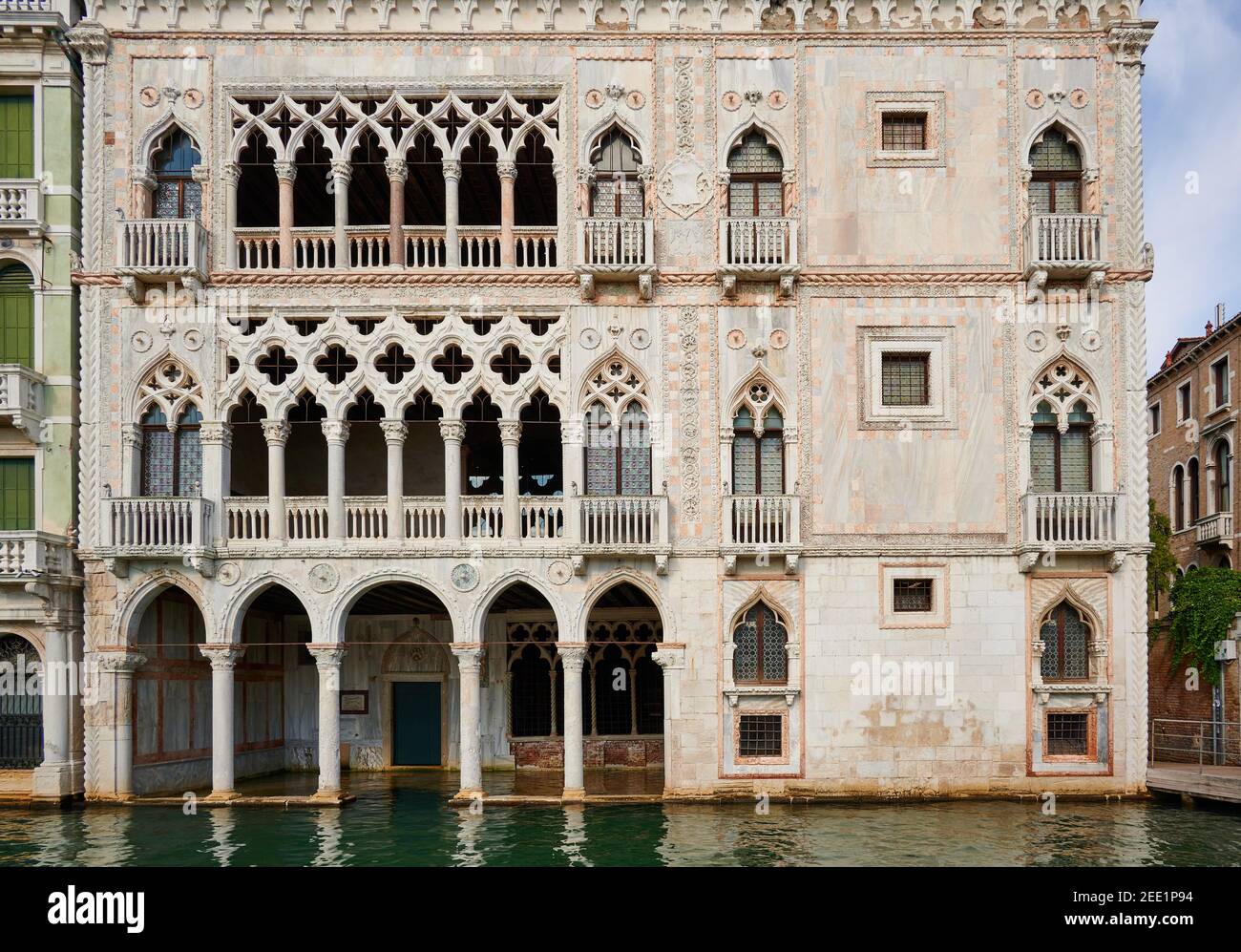 Typisch venezianisches architektonisches Detail, typisch venezianische Hausfassaden am Canale Grande, Venedig, Venetien, Italien Stockfoto