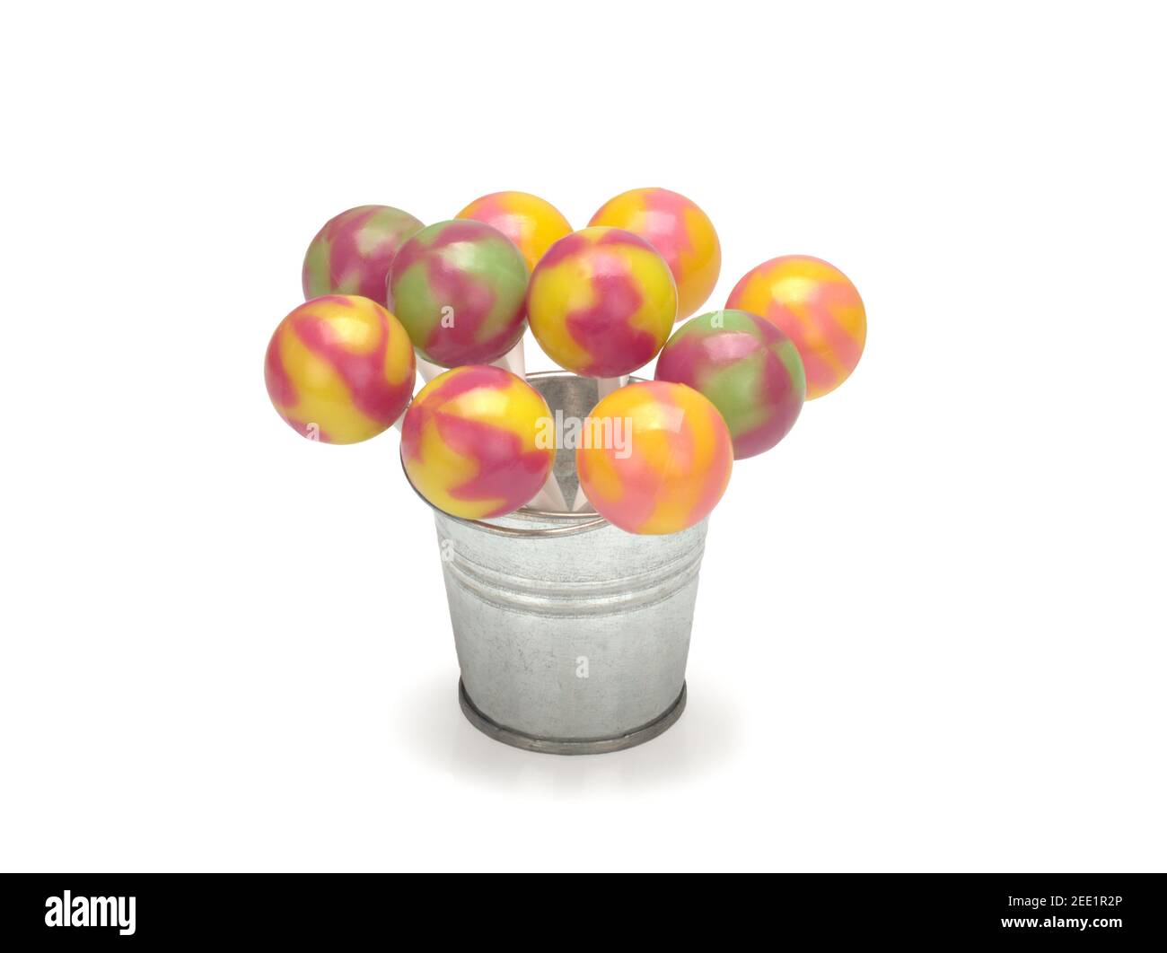 lollipop, bunte Lutscher in einem Eimer isoliert auf weißem Hintergrund Stockfoto